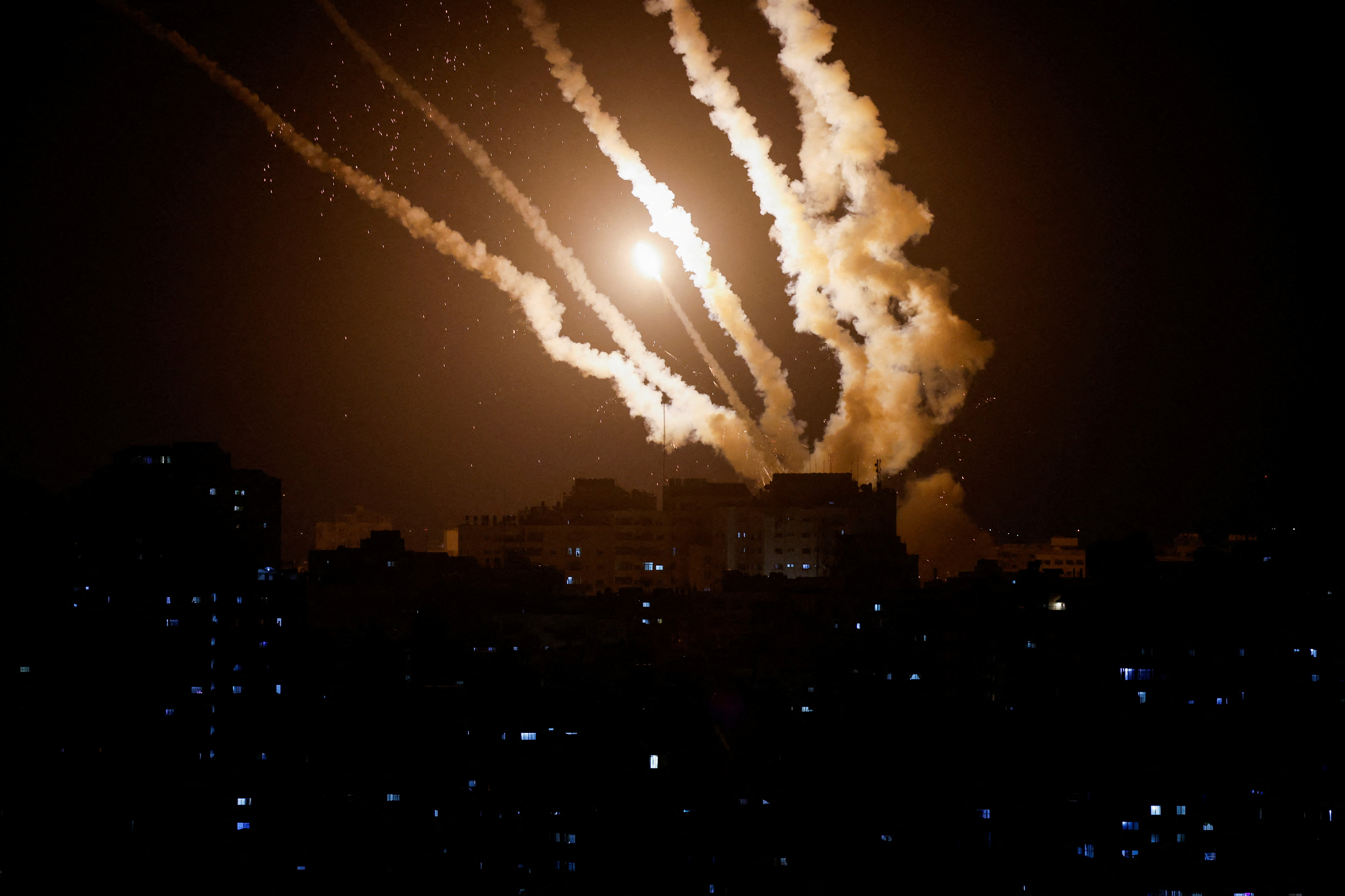 Lanzamiento de cohetes desde Gaza hacia Israel, en Gaza, 10 de mayo de 2023. REUTERS/Mohammed Salem