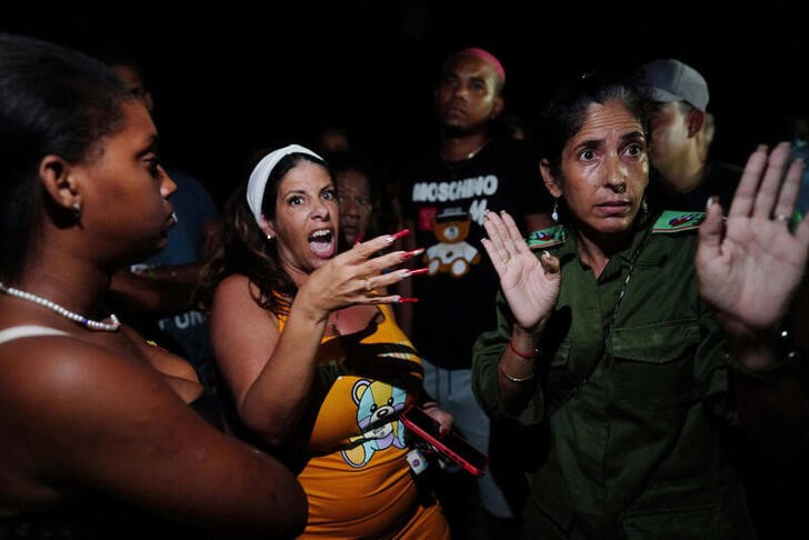 A local official trying to calm protesters during a blackout in Havana, Cuba.  September 29, 2022 (REUTERS / Alexandre Meneghini)