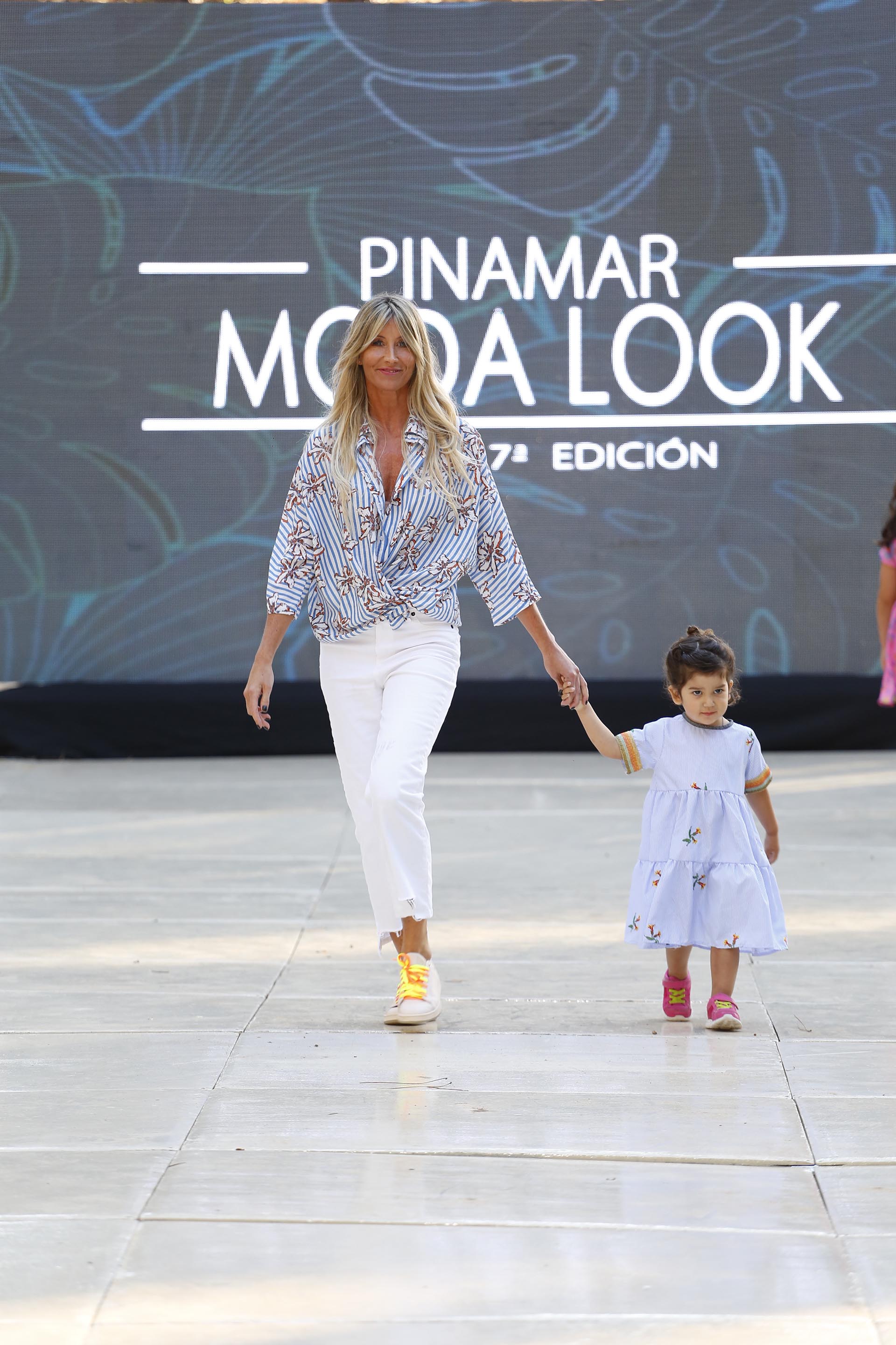 La top model Soledad Solaro desfiló, para Benito por Marina, quien lanza su cápsula llamada Sunshine la cual está diseñada para edades de 2 a 6. Creada con estampas de animales, flores, como si estuviesen pintadas a mano. Prevalecen colores fuertes, como el naranja, el fucsia, el violeta y colores metálicos