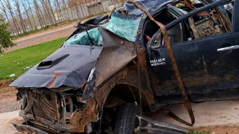 Una camioneta se sali&oacute; de la ruta y dio varios tumbos: dos personas murieron y otras dos sufrieron heridas graves