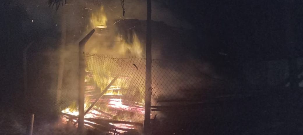 Una mujer embarazada sobrevivi&oacute; a un impactante incendio en una maderera de La Plata