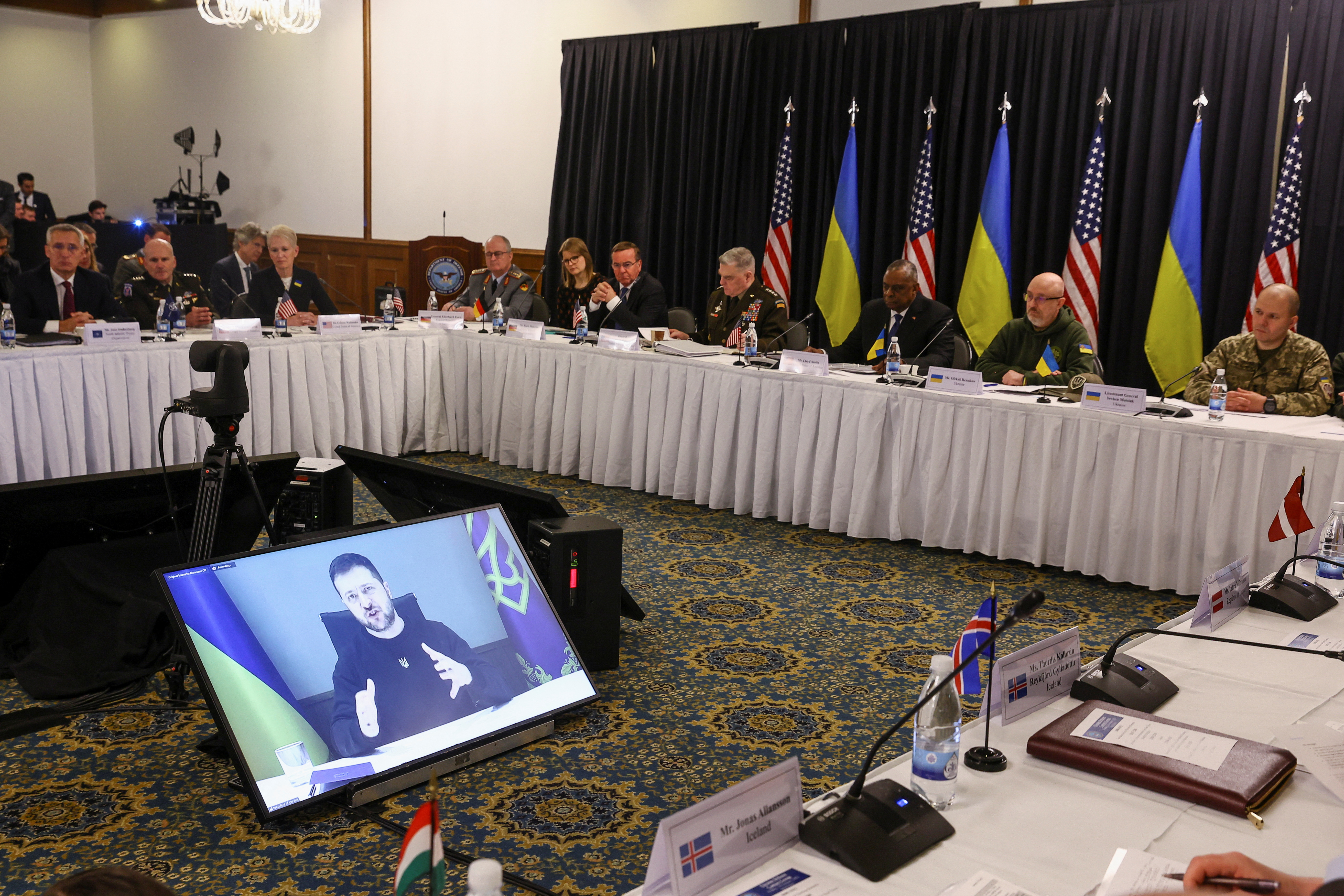 Zelensky spoke by videoconference during the Contact Group meeting in Ramstein (REUTERS / Wolfgang Rattay)