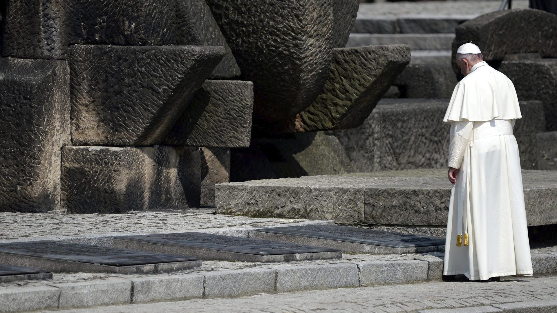 Francisco se detiene ante el Monumento Internacional a las Víctimas del Fascismo (EFE)