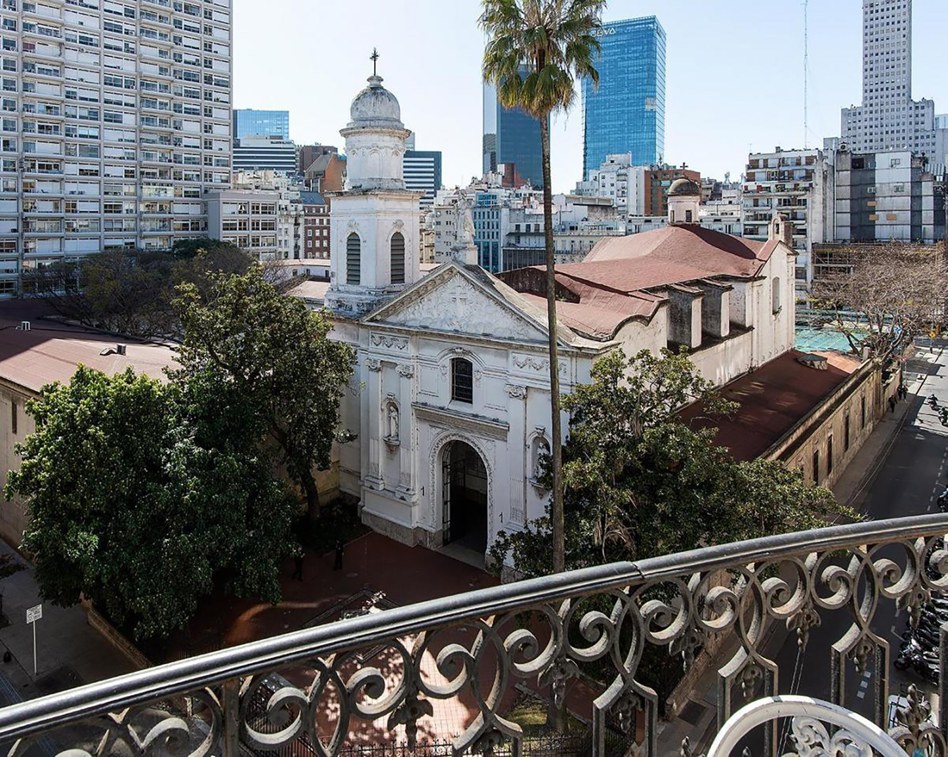 Así se observa desde el balcón la iglesia Santa Catalina ubicada en Viamonte y San Martín
