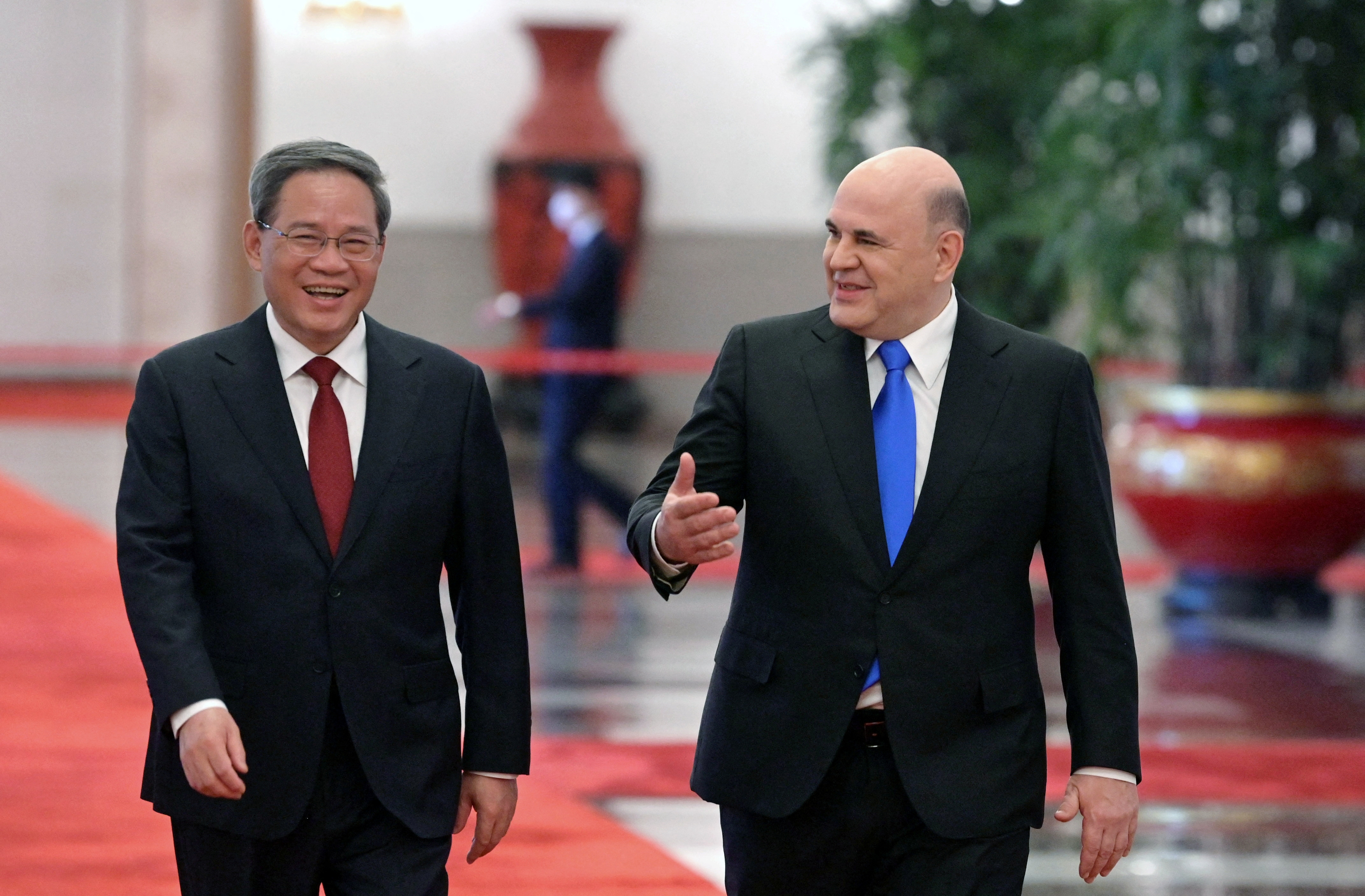El primer ministro ruso Mijaíl Mishustin y el primer ministro chino Li Qiang llegan a una reunión en el Gran Salón del Pueblo en Beijing, (Sputnik/Alexander Astafyev/REUTERS)