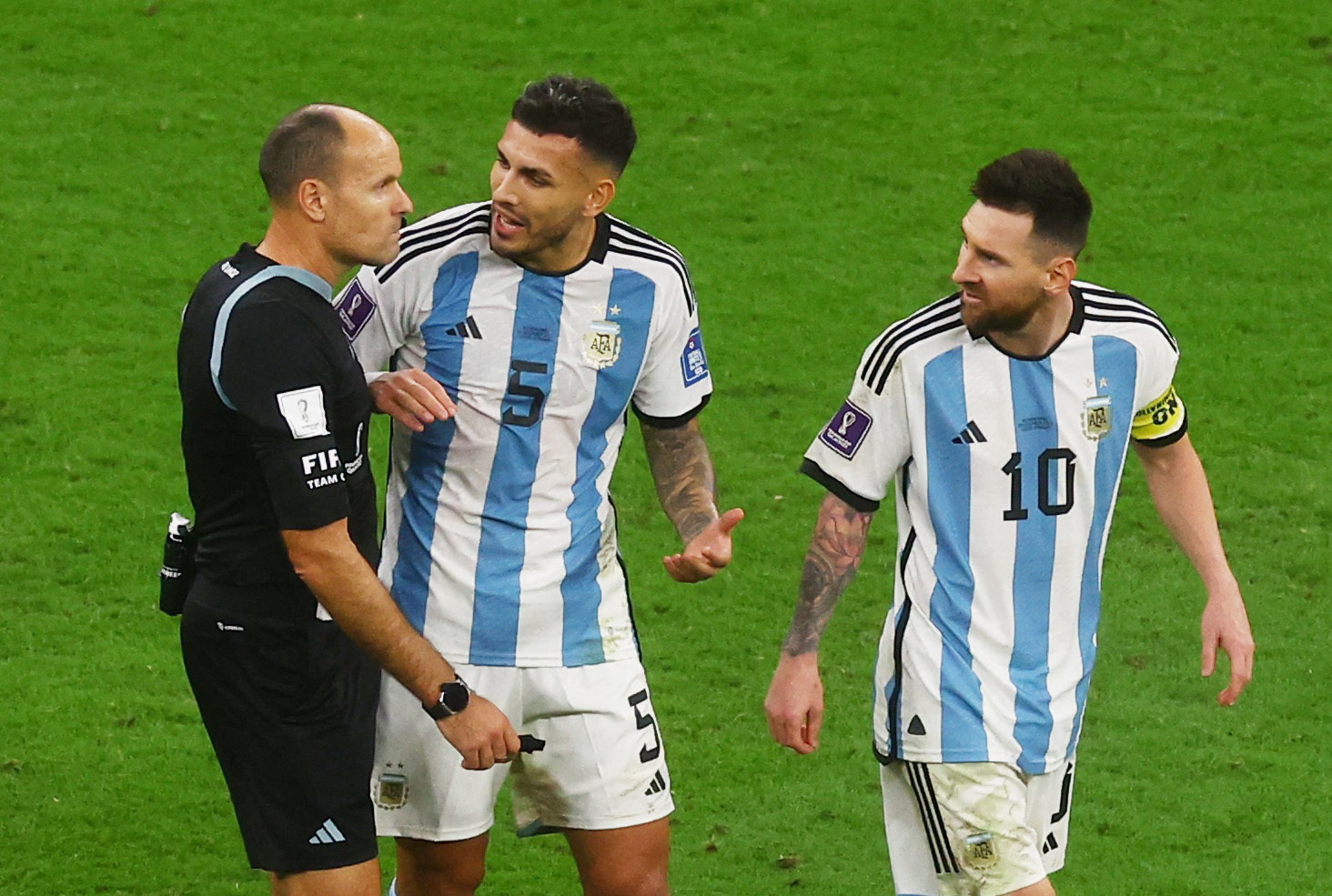 Por qué el árbitro no debió haber sancionado el tiro libre que terminó en el 2-2 de Países Bajos ante Argentina: la falta que no vio 