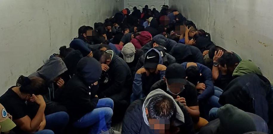 Agentes del INM encontraron a 133 migrantes hacinados en un tractocamión en SLP (Foto: EFE)