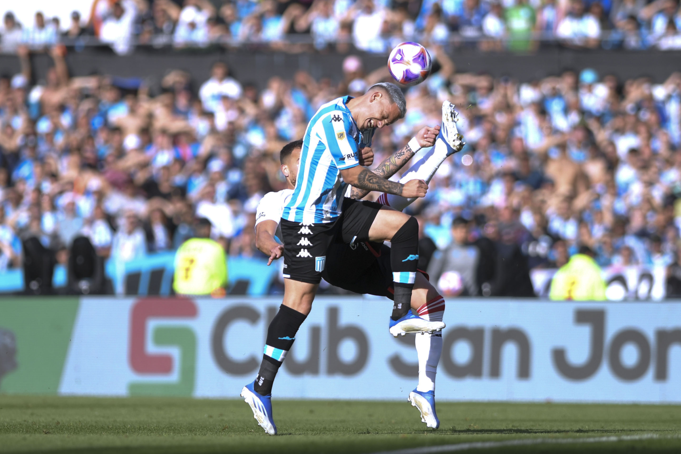 Racing y River Plate juegan un disputado encuentro en Avellaneda (TELAM)