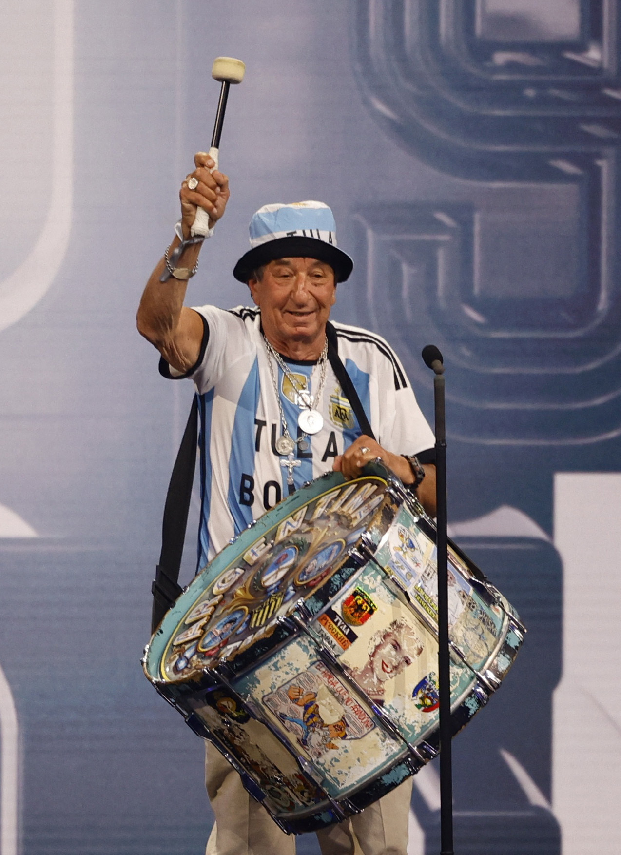  Carlos "Tula" Pascual recibió el premio a la mejor hinchada del mundo representando a la Argentina con un look clásico de cancha: bombo, piluso celeste y blanco, camiseta de la Selección nacional y una actitud copiosa para contagiar a los presentes de alegría /REUTERS/Sarah Meyssonnier