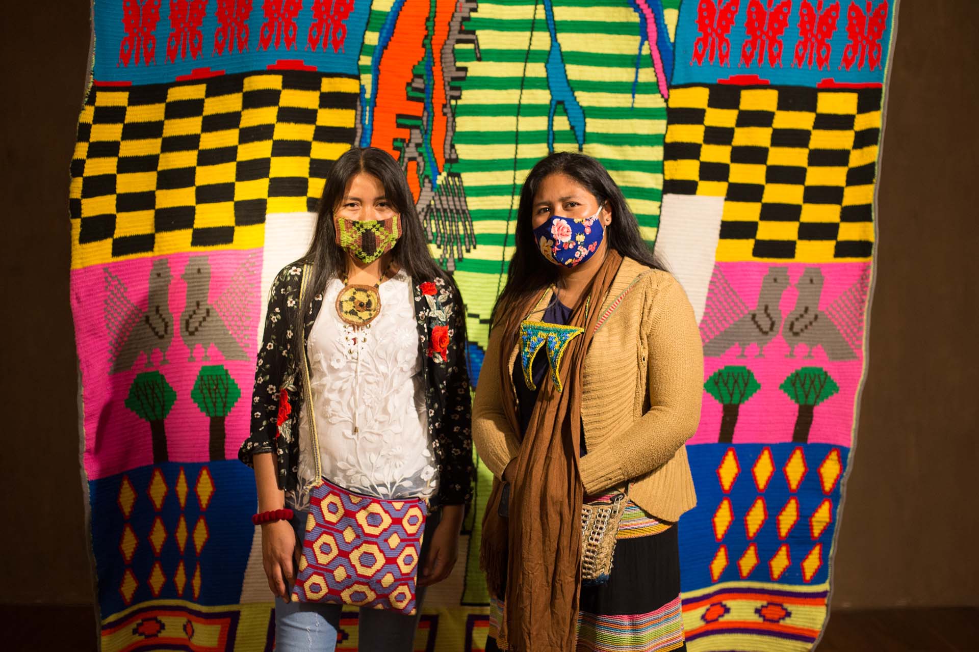 Claudia Alarcón y Anabel Luna, parte del colectivo Thañí / Viene del monte, que participaron de "La escucha y los vientos" en el lanzamiento de Bienalsur 2021 en Salta  (Matías Maiztegui - Cortesía BIENALSUR)
