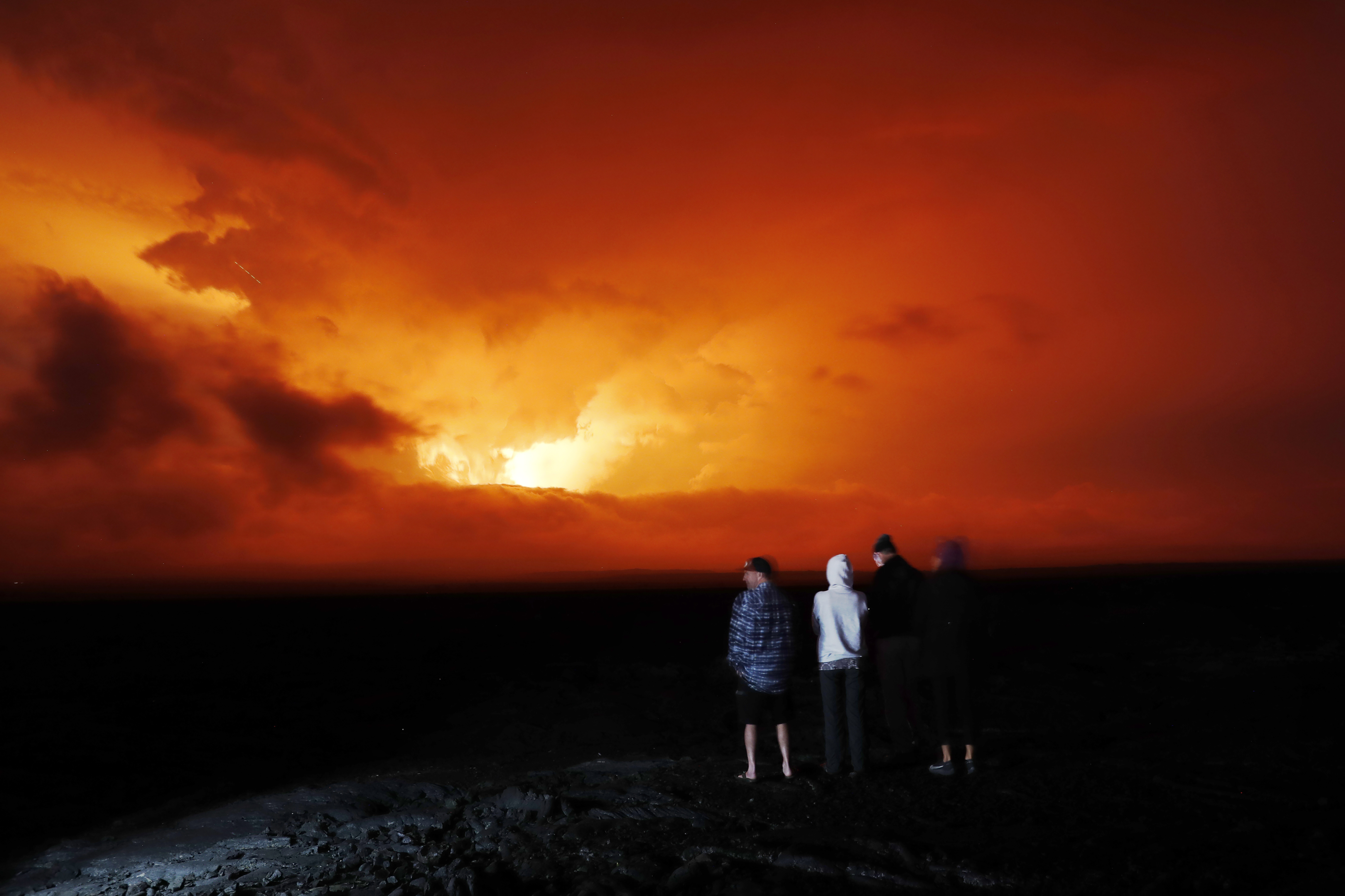 La gente observa la erupción de Mauna Loa,(Foto AP/Marco García)
