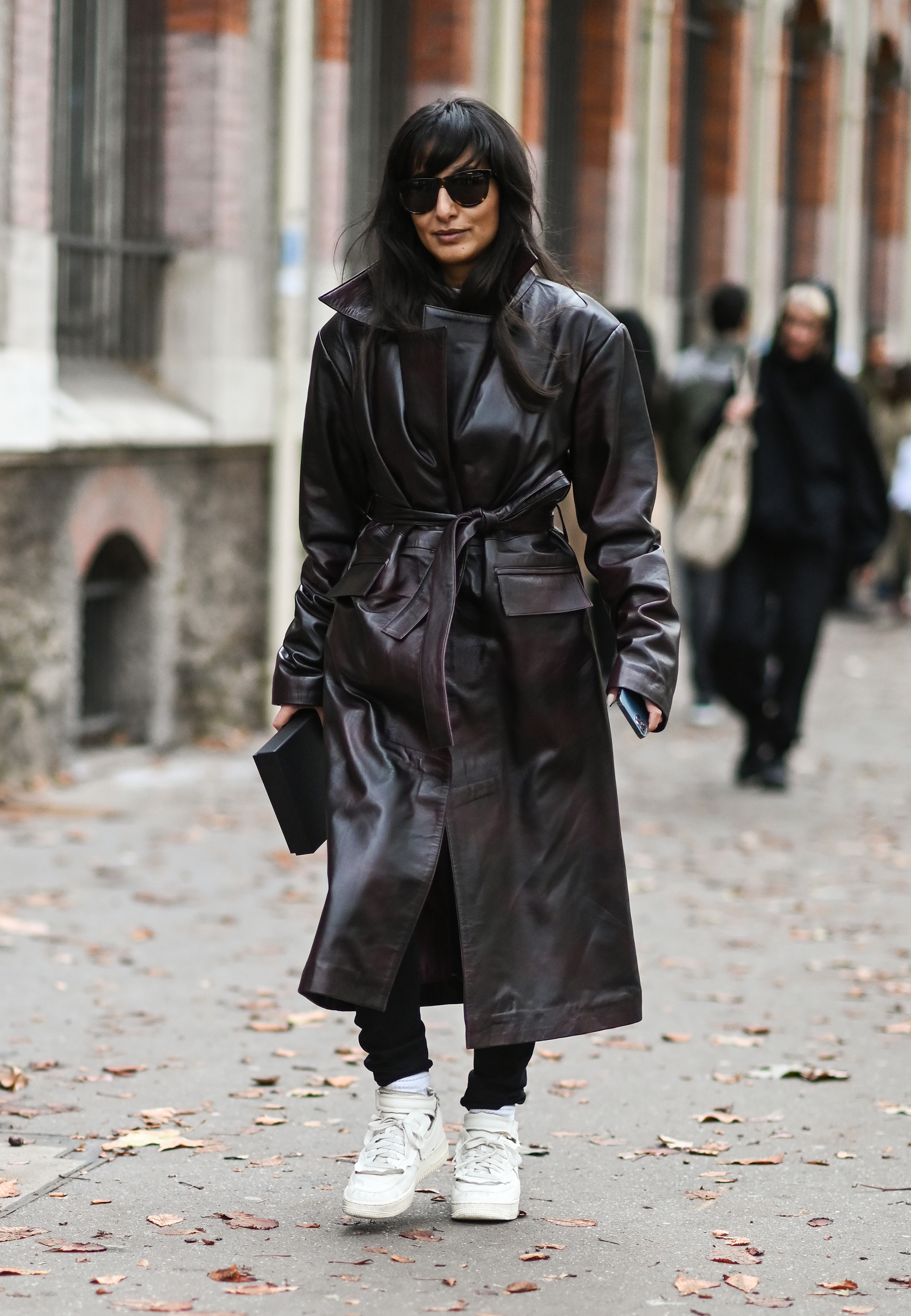 Nausheen Shah con un abrigo de cuero marrón y zapatillas blancas, tomada el 3 de octubre de 2021 durante Paris Fashion Week, en Francia (Foto de Daniel Zuchnik / Getty Images) 
