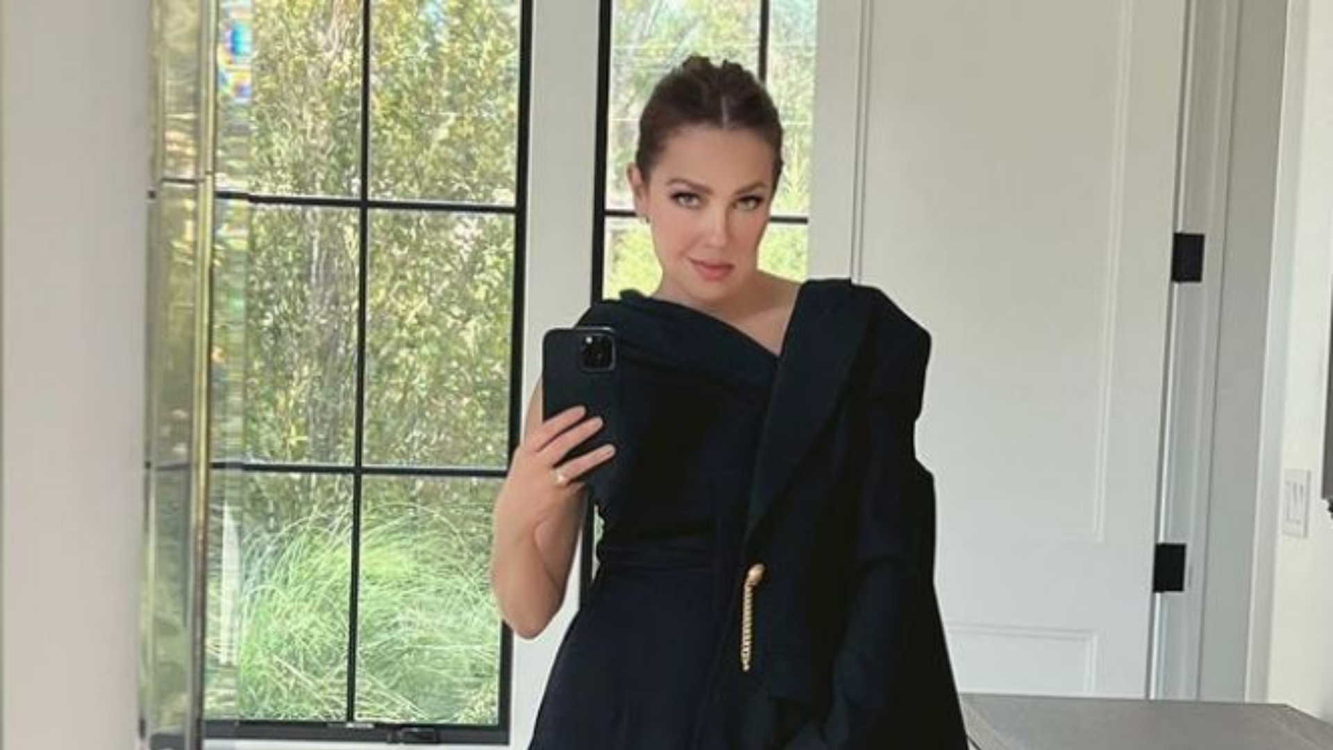 The actress and singer looked stunning in a black suit that accentuated her tiny waist.  (Instagram photo: @thalia)