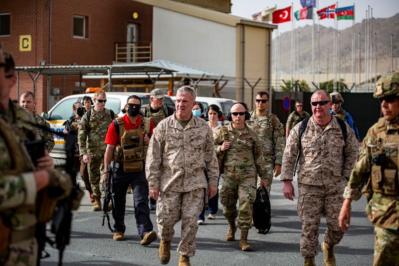 El Comandante General del Comando Central de Estados Unidos, Frank McKenzie, recorre un centro de evacuación en el Aeropuerto Internacional Hamid Karzai, Afganistán. 17 de agosto de 2021. U.S. Marine Corps/Teniente primero Mark Andries/vía REUTERS. 