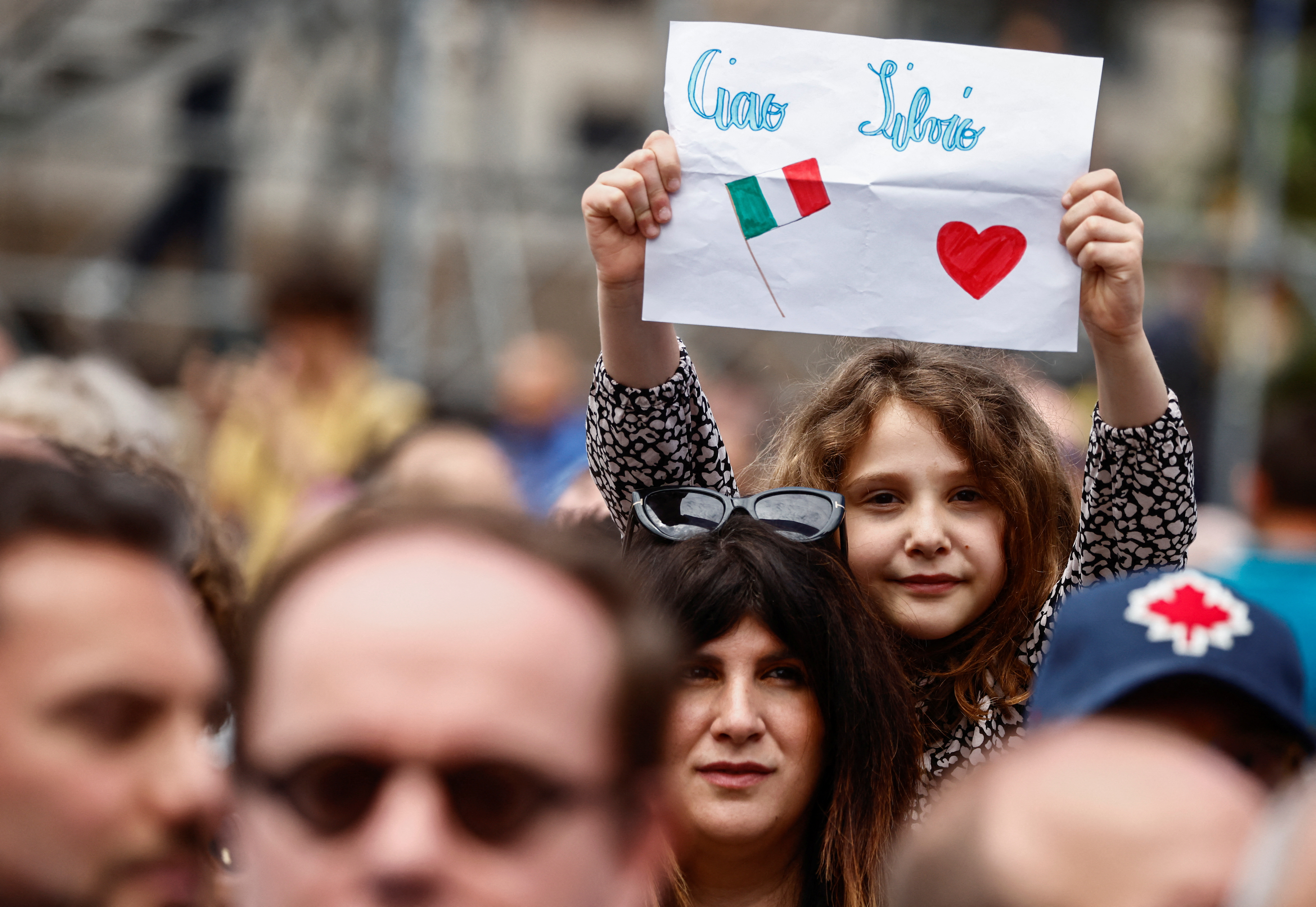 "Adiós Silvio", dice la pancarta de esta niña (REUTERS/Yara Nardi)