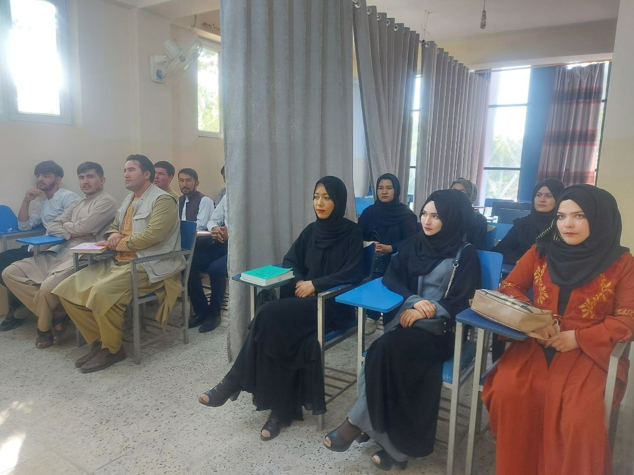 Los estudiantes asisten a clases bajo nuevas condiciones de aula en la Universidad de Avicenna en Kabul, Afganistán (Foto: REUTERS)