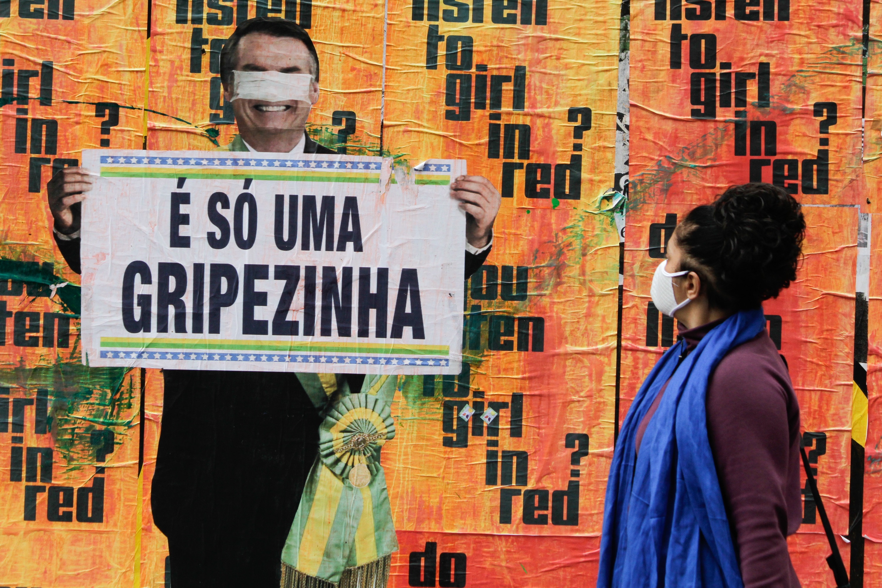 Un mural de la Avenida Paulista recuerda a los transeúntes una de las frases del presidente, Jair Bolsonaro, acerca de la pandemia del COVID-19 (ZUMA PRESS / CONTACTOPHOTO)
