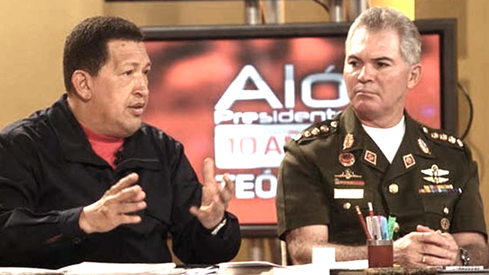 El general Carlos Mata Figueroa fue comandante del Ejército y Ministro de la Defensa. Aquí, junto a Hugo Chávez