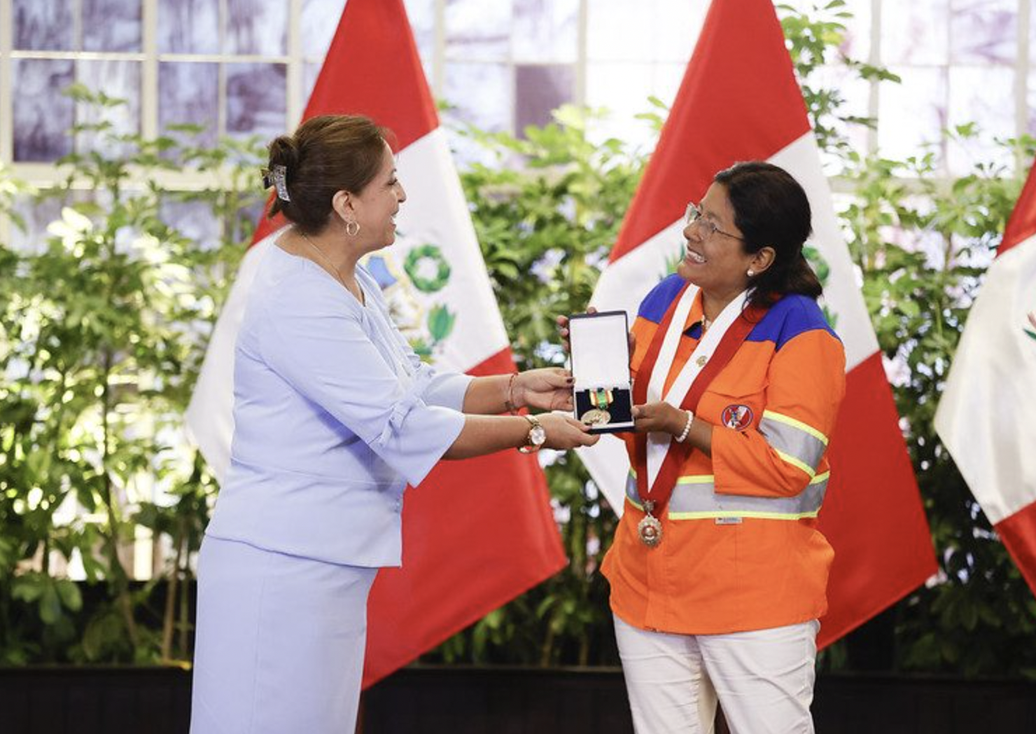 Isabel Cortez recibió condecoración de parte de Dina Boluarte. (Presidencia)