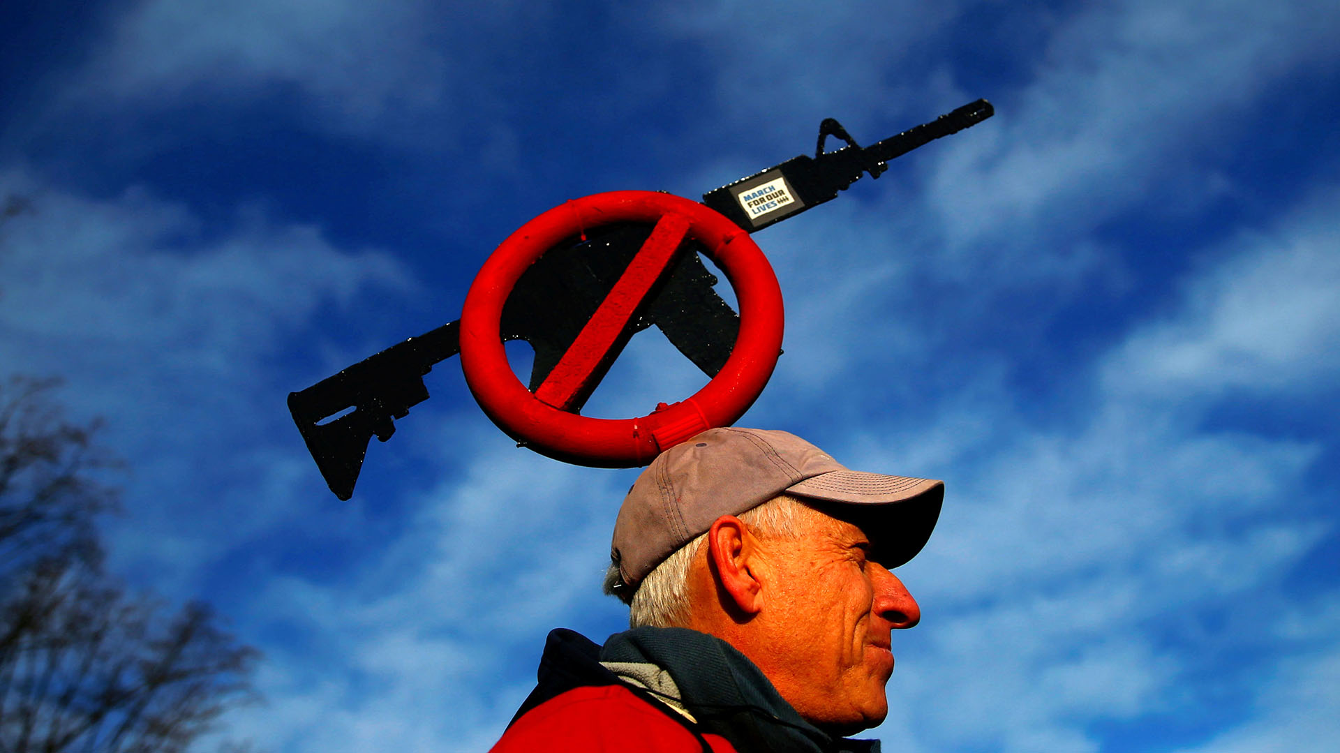 FOTO DE ARCHIVO: Un manifestante reclama control de armas en EEUU (REUTERS/Eric Thayer)