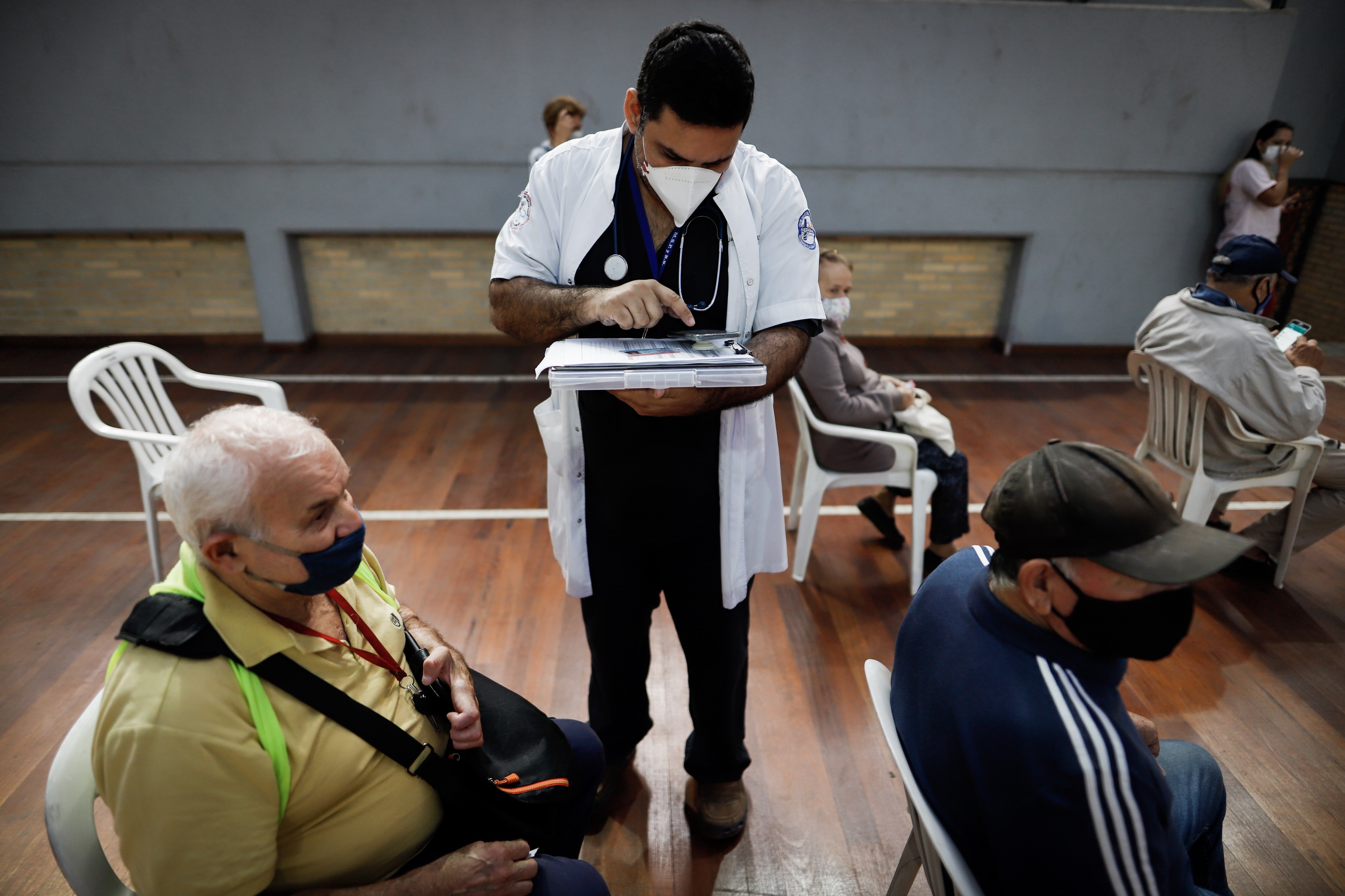 Desde el 22 de febrero, cuando se inició la campaña de vacunación con el personal de blanco, hasta este lunes, Paraguay había vacunado a 262.039 personas, según los datos variables del Ministerio de Salud (EFE)