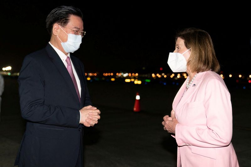 El ministro de Relaciones Exteriores de Taiwán, Joseph Wu, recibe a la presidenta de la Cámara de Representantes de Estados Unidos, Nancy Pelosi, en agosto