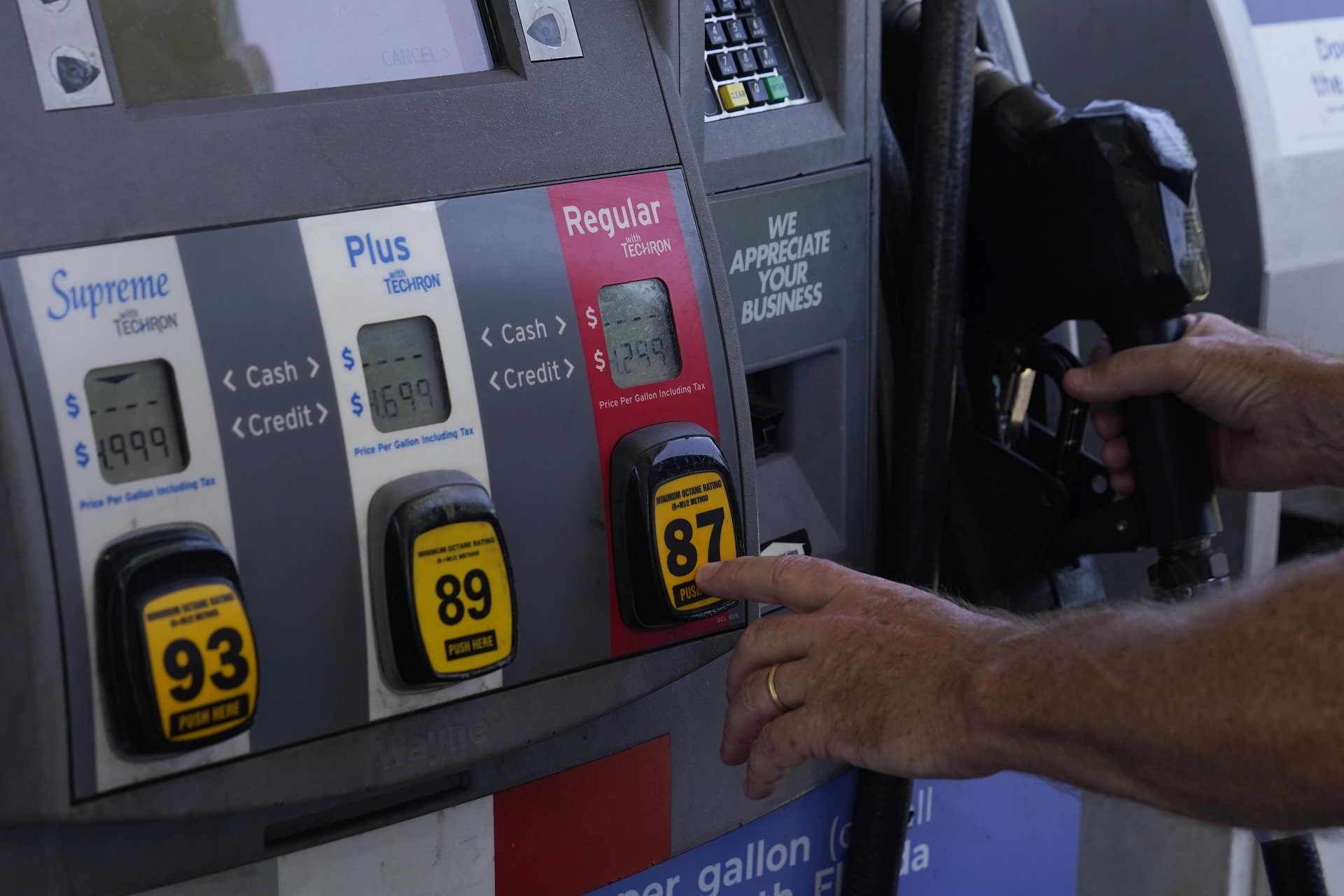 El precio de la gasolina bajó a menos de 4 por dólares por galón en Estados Unidos por primera vez en cinco meses