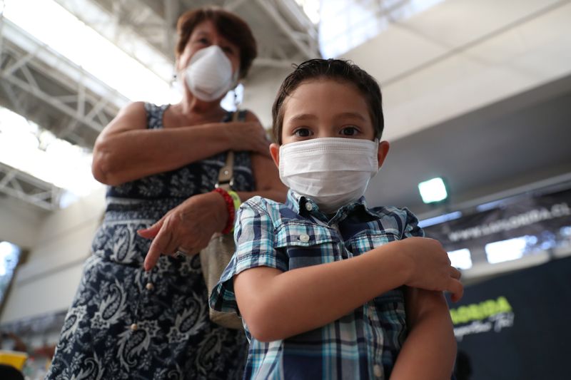 La SAP llamó a vacunar a los chicos contra el COVID-19 (REUTERS/Iván Alvarado)