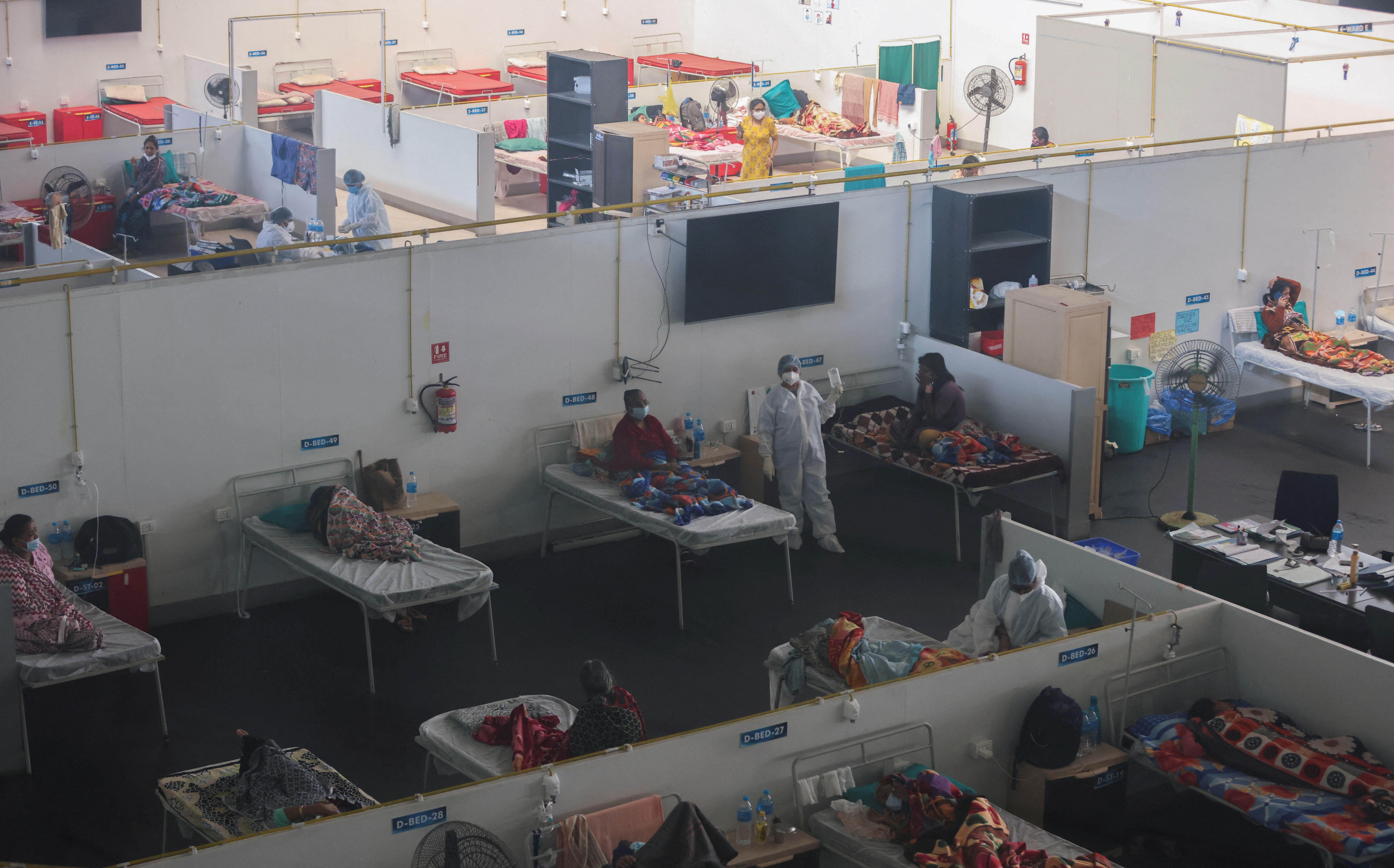 Los pacientes son vistos dentro de un centro de cuarentena para la enfermedad por coronavirus (COVID-19) en Navi Mumbai (Reuters)