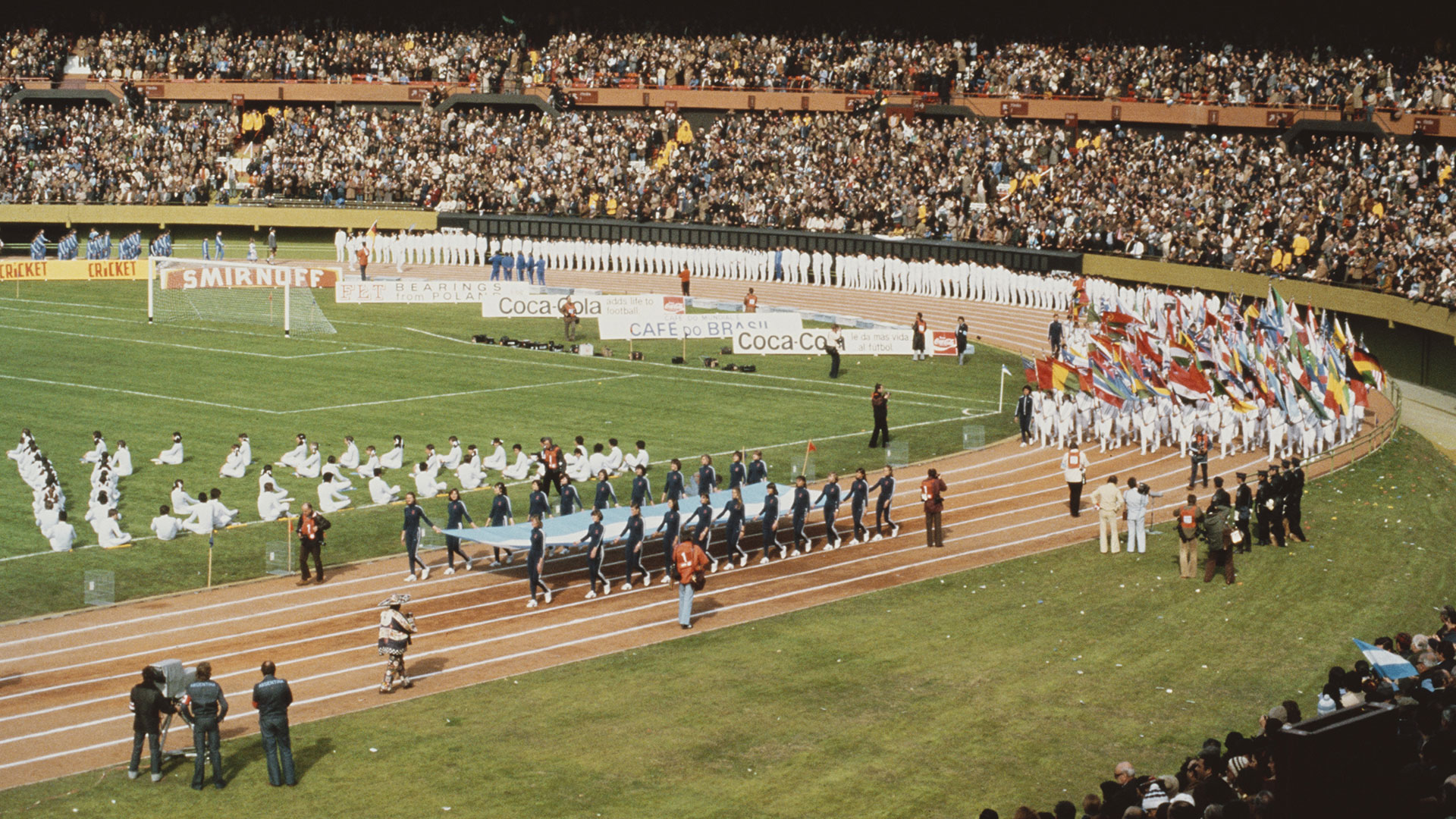 Las barras en la dictadura militar: los “trabajos” para la cúpula y la hinchada que Grondona y Lacoste formaron para el Mundial 82