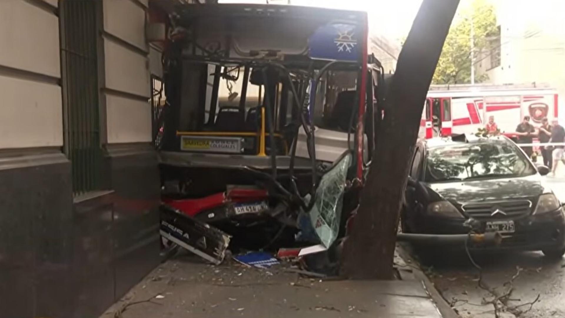 Violento choque en el barrio de Constituci&oacute;n: un colectivo sobre la vereda, un patrullero dentro de una pizzer&iacute;a y 7 heridos