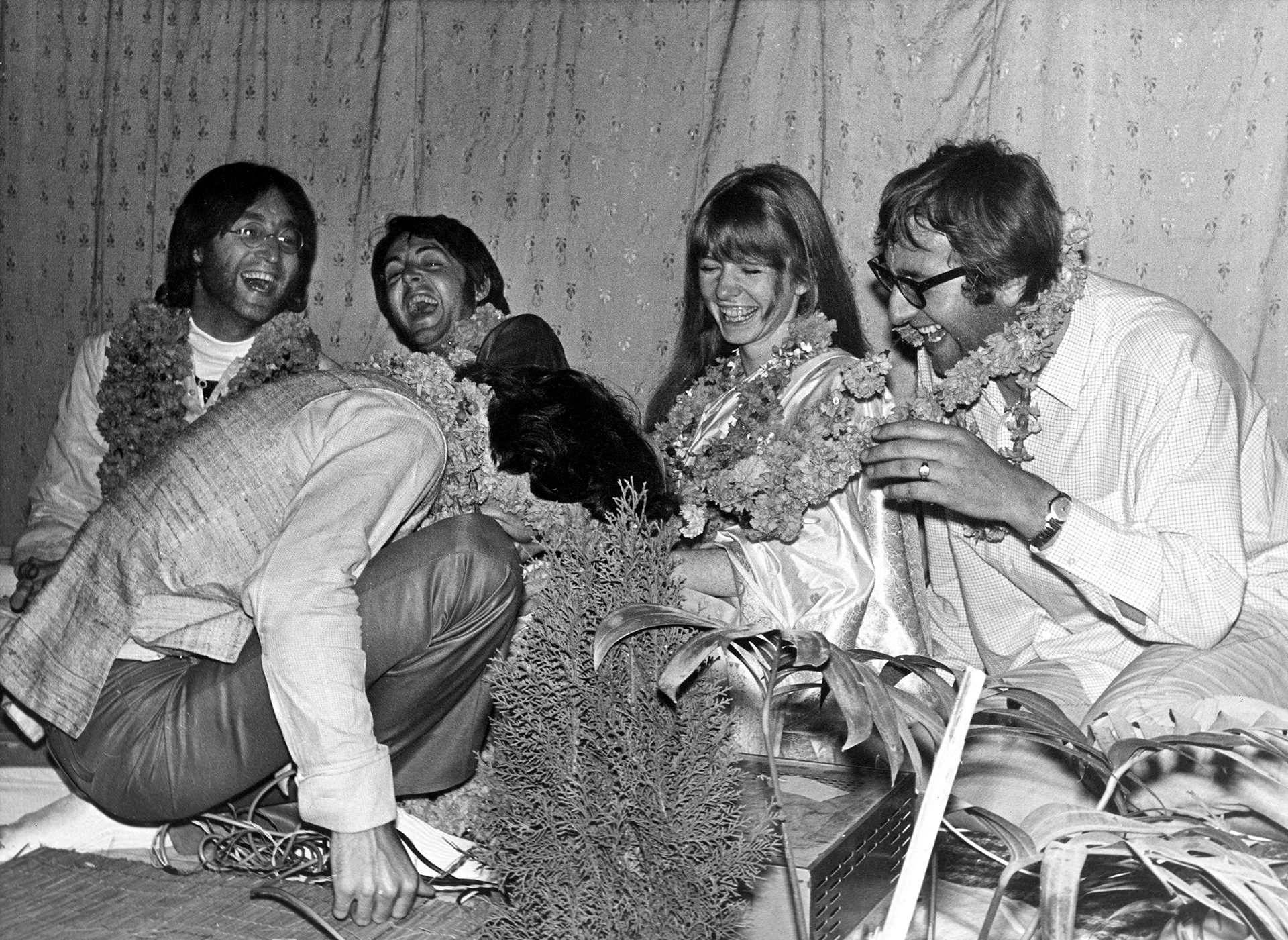 John Lennon, Paul McCartney, George Harrison, junto a Jane Asher y Mal Evans celebran los 25 años de George en Rishikesh, India (Cummings Archives/Redferns)