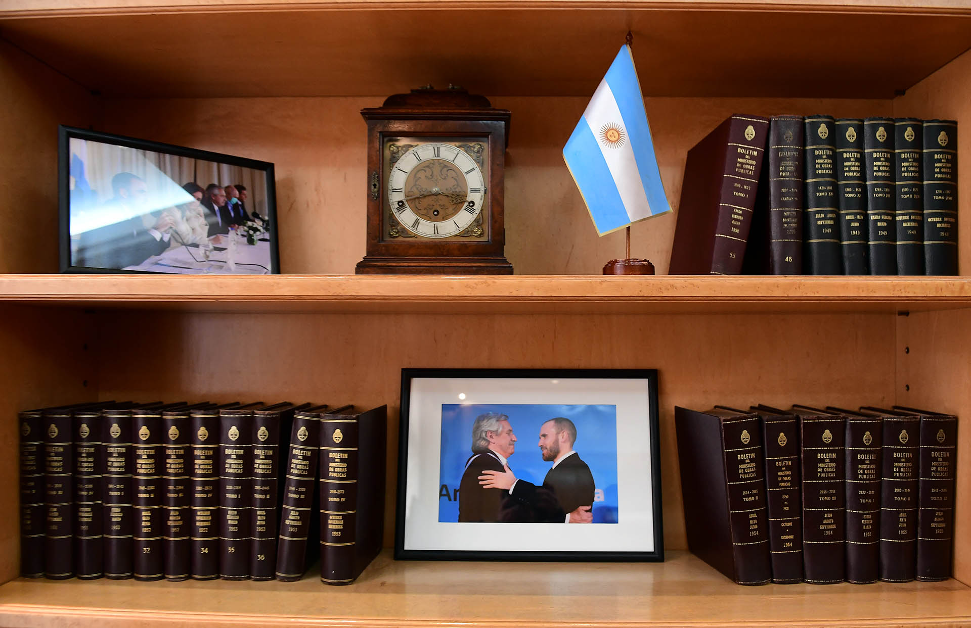 Fotos con el Presidente y la Vicepresidente, en una de las bibliotecas de su despacho (Maximiliano Luna)