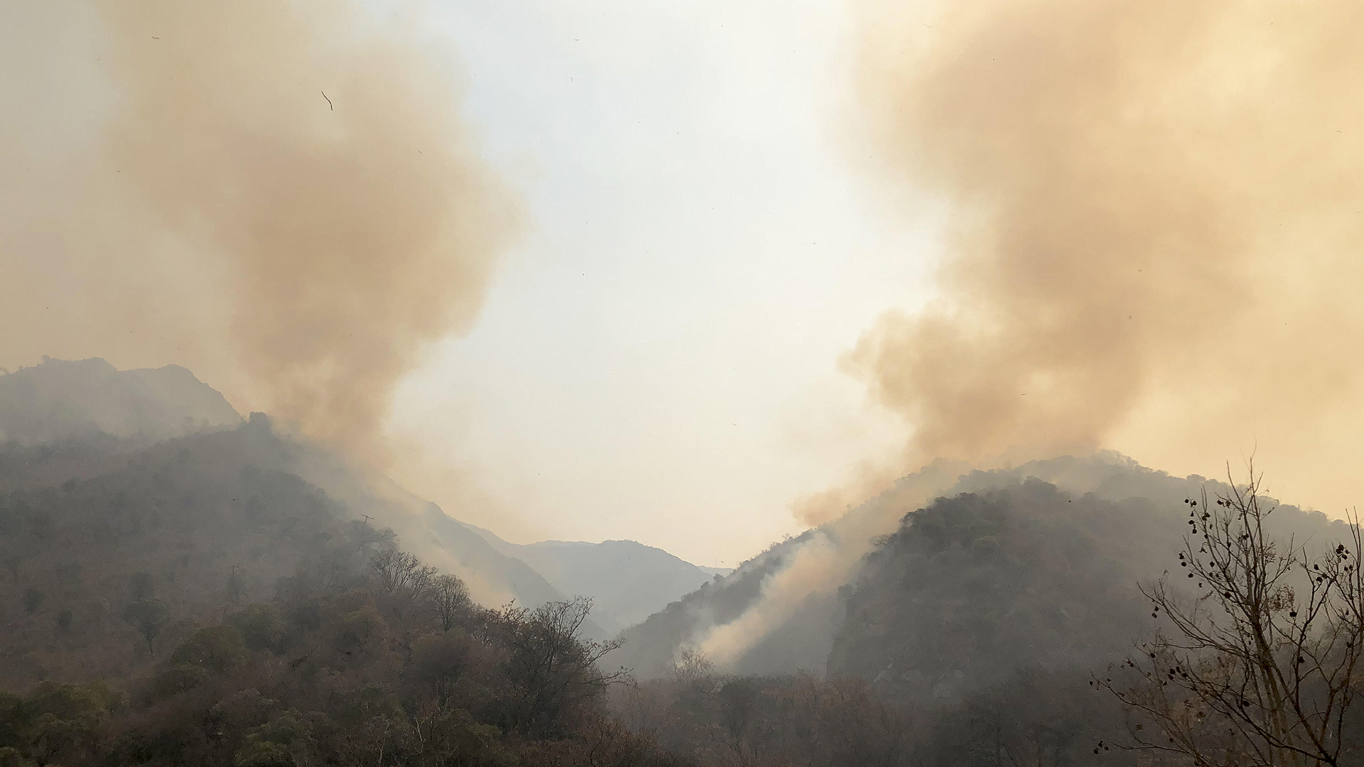 Las condiciones climáticas y el viento reinante agravaron el problema y el trabajo de los bomberos.