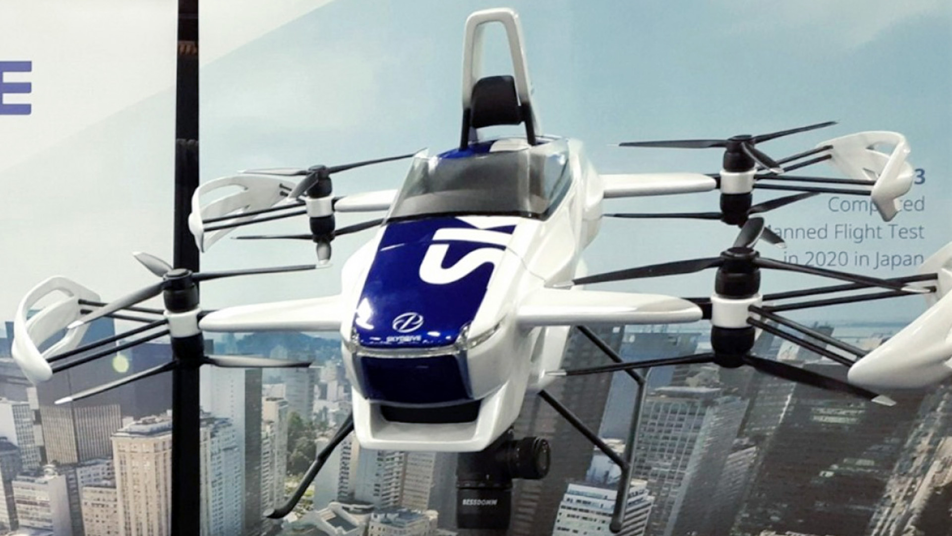 Un dron con una cabina para un pasajero, es una alternativa para reducir el tránsito y la contaminación ambiental de las grandes ciudades