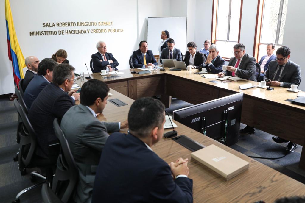 Reunión de miembros del Consejo Gremial con el equipo del Ministerio de Hacienda y del Departamento Nacional de Planeación (DNP).