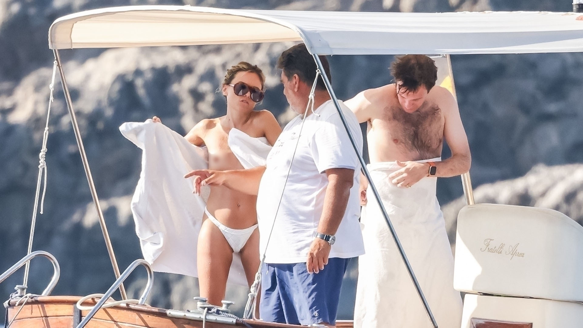 Las fotos de las que todos hablan: Jack Brooksbank, el marido de Eugenia de York, y tres modelos en un barco en Capri, Italia (The Grosby Group)