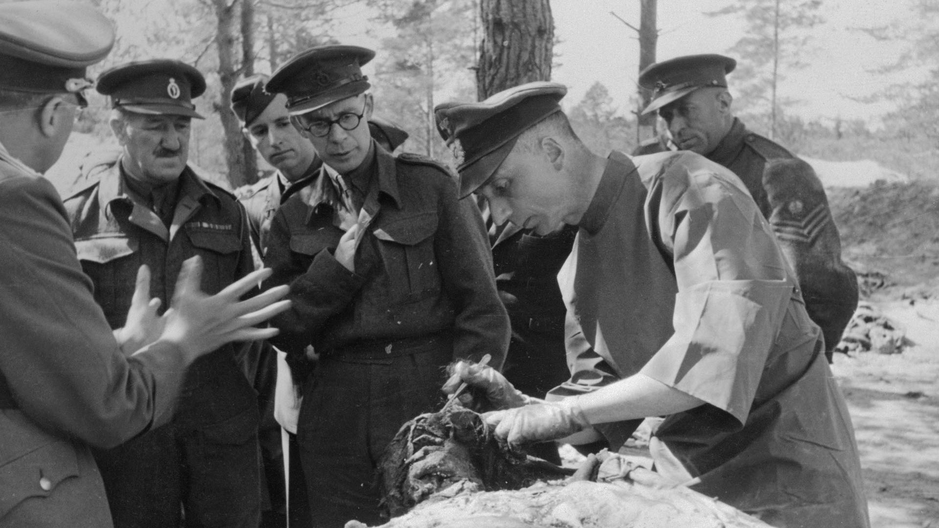 Miembros de la Comisión de Katyn y la prensa extranjera observan la exhumación de cadáveres en 1943 (Gabriel Hackett/Archive Photos/Getty Images) 