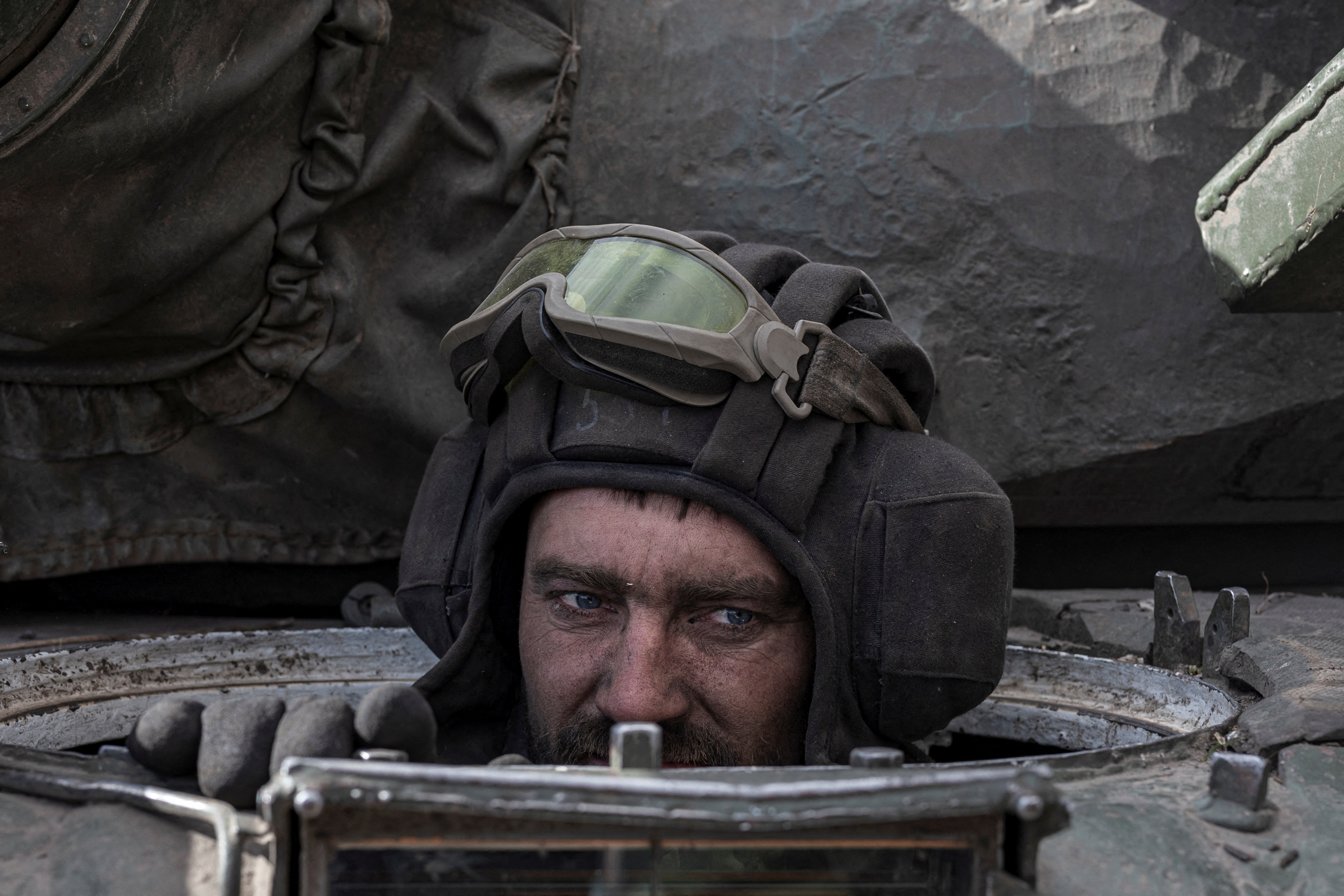 Un militar ucraniano se sienta dentro de un tanque ruso capturado tras los combates con las tropas rusas en el pueblo de Lukyanivka, a las afueras de Kiev, mientras continúa la invasión rusa de Ucrania, Ucrania, 27 de marzo de 2022. REUTERS/Marko Djurica