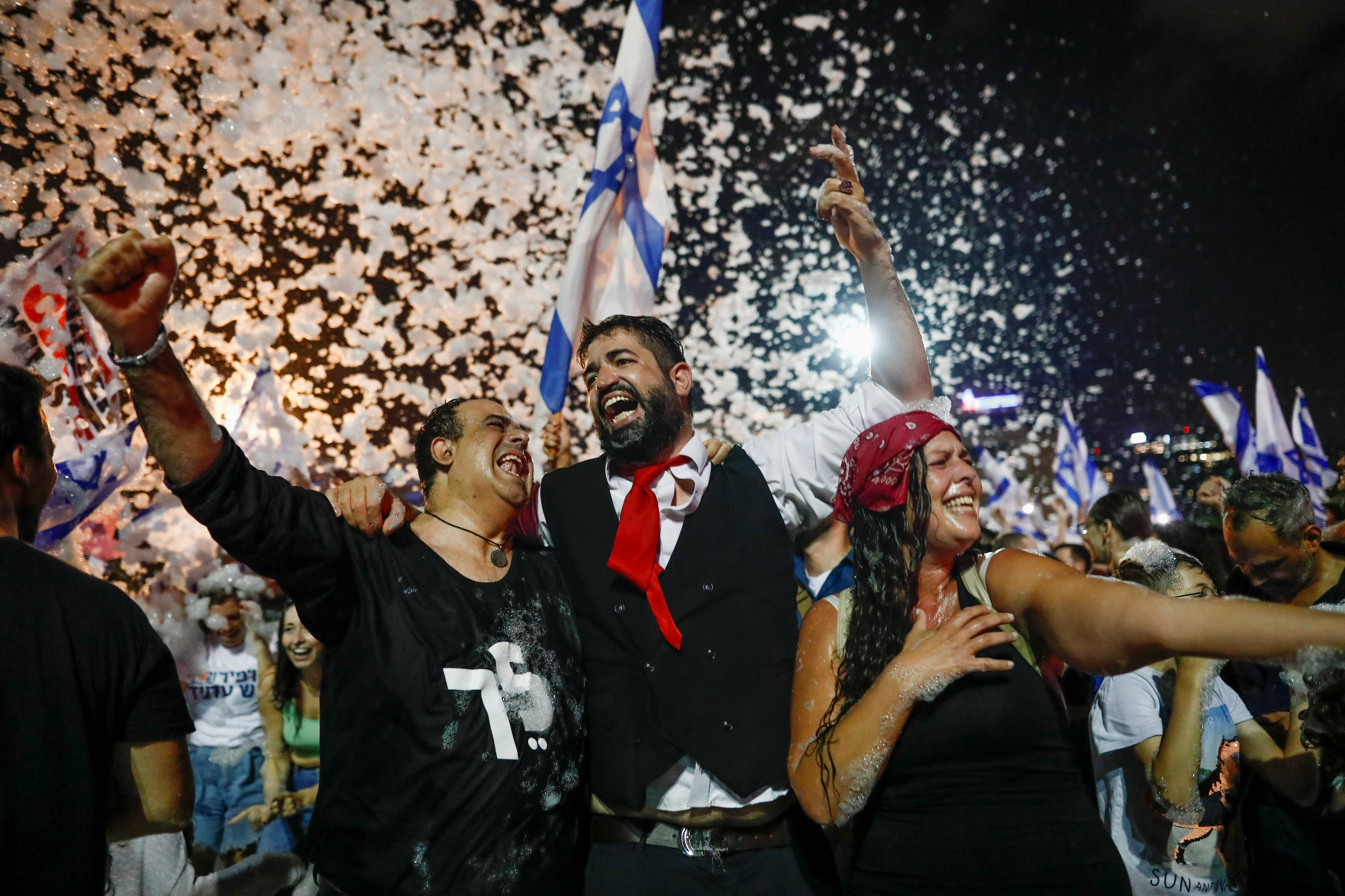 Celebraciones en Tel Aviv tras el cambio de gobierno. (REUTERS/Corinna Kern)