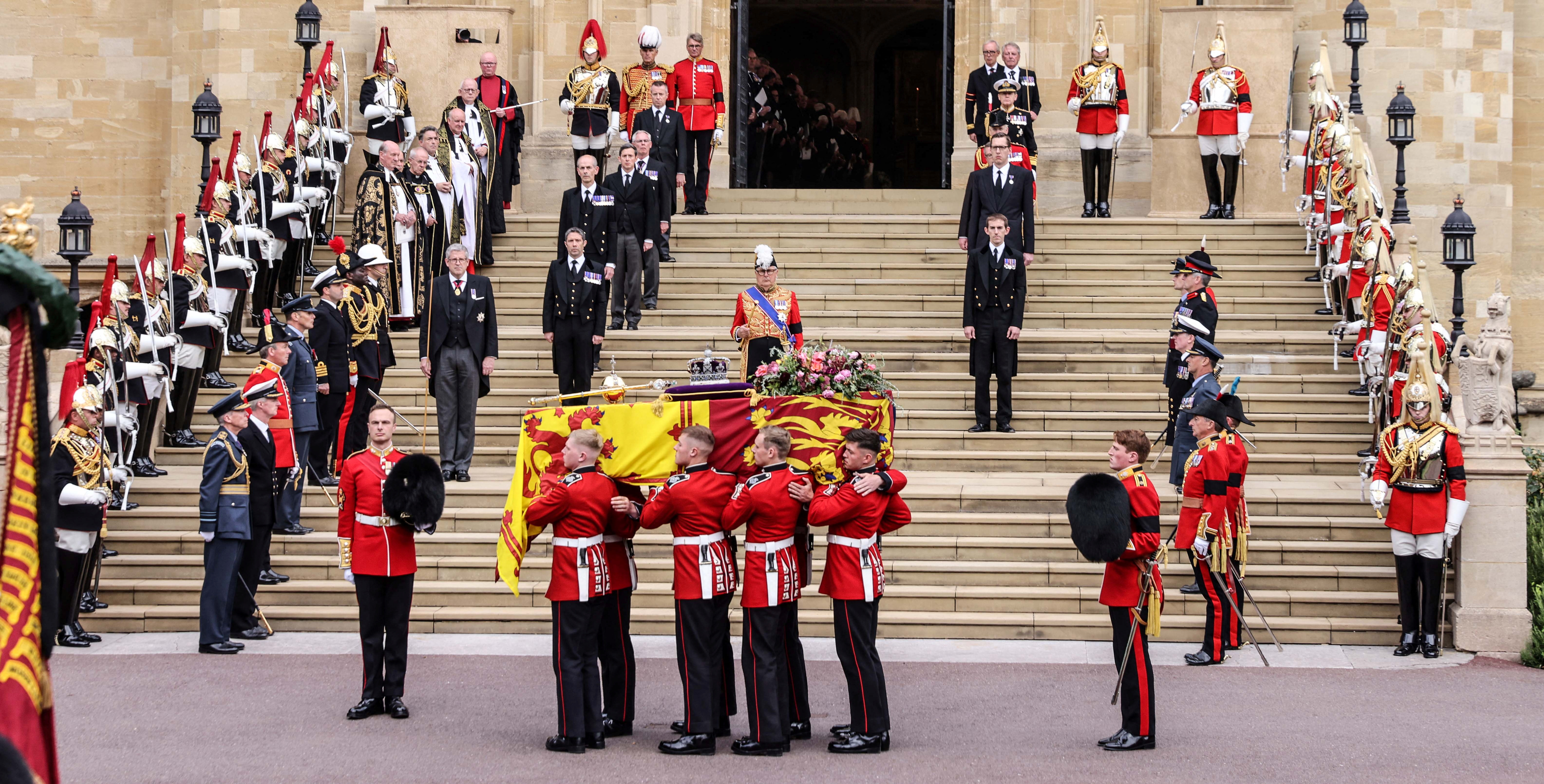 El ataúd de la reina Isabel de Gran Bretaña llega a las afueras de la Capilla de San Jorge en el Castillo de Windsor. 