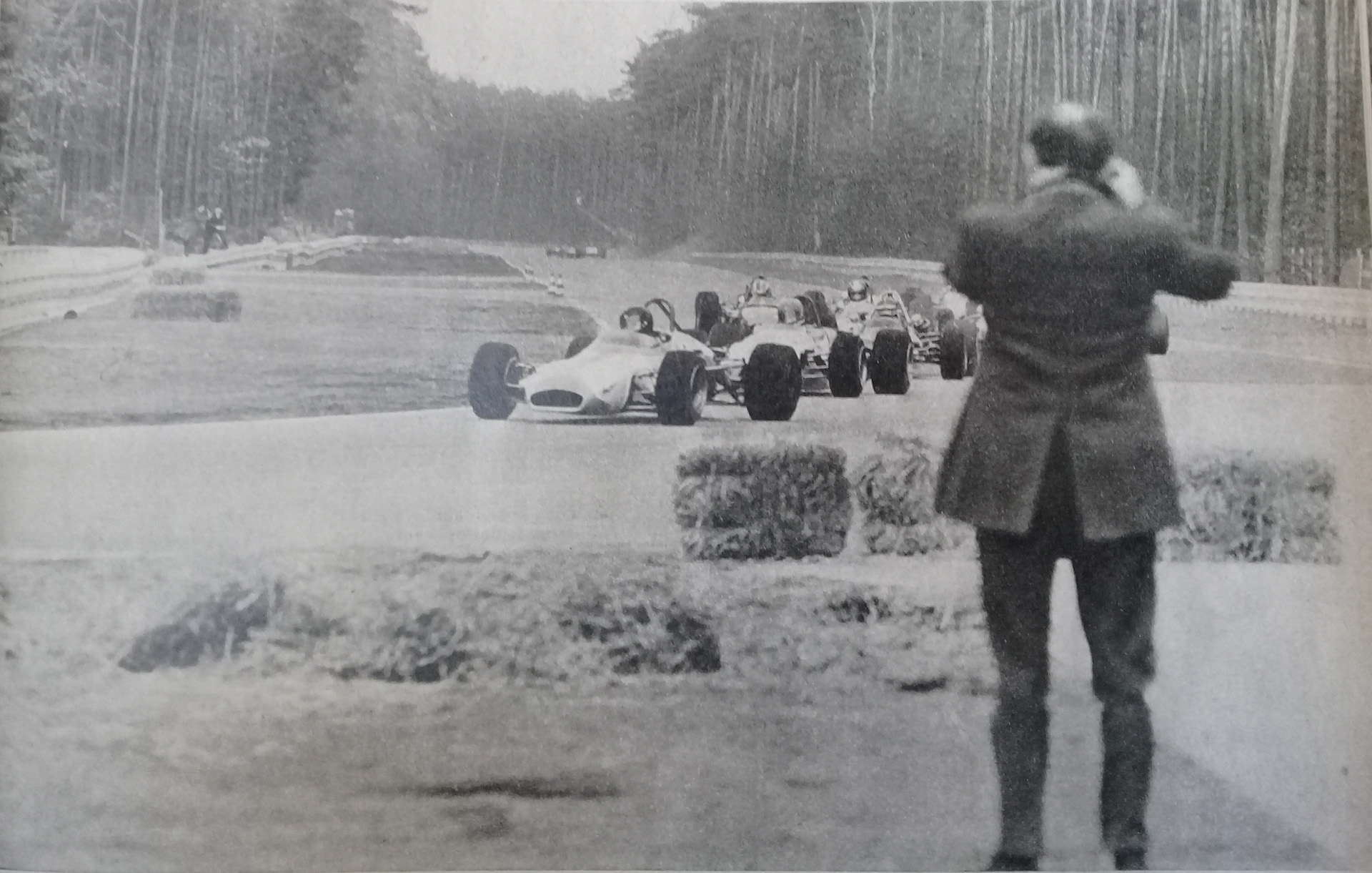 Reutemann llega primero a una de las chicanas. Solo unos fardos separa a los autos del fotógrafo (Archivo CORSA).