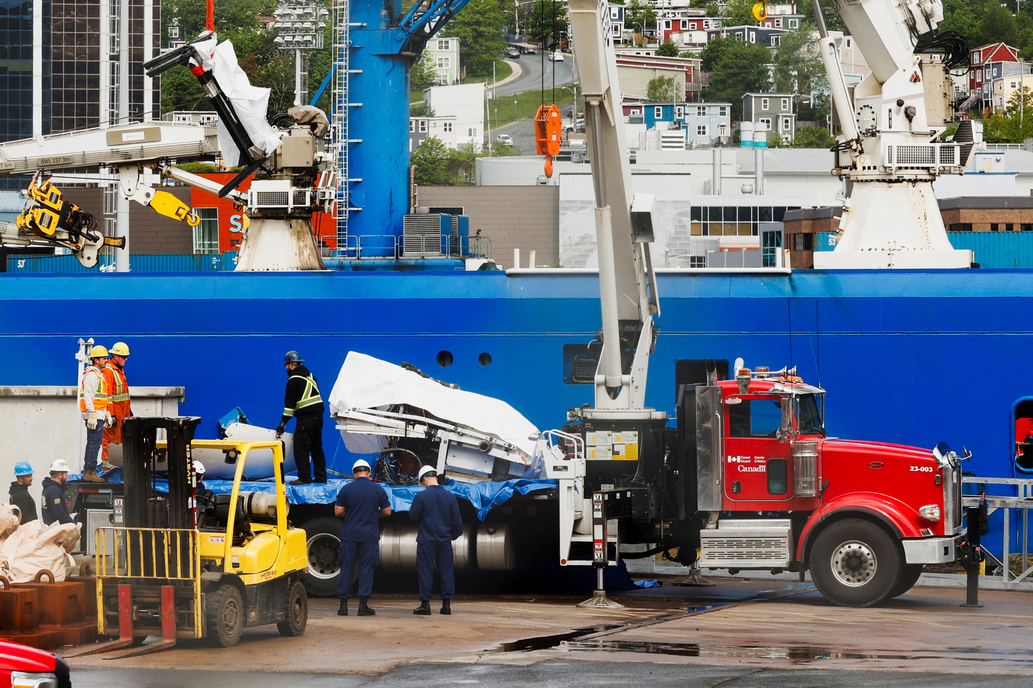El buque Horizon Arctic, mientras se devuelven las piezas rescatadas del sumergible Titán de OceanGate Expeditions, en el puerto de St. John's (REUTERS/David Hiscock )