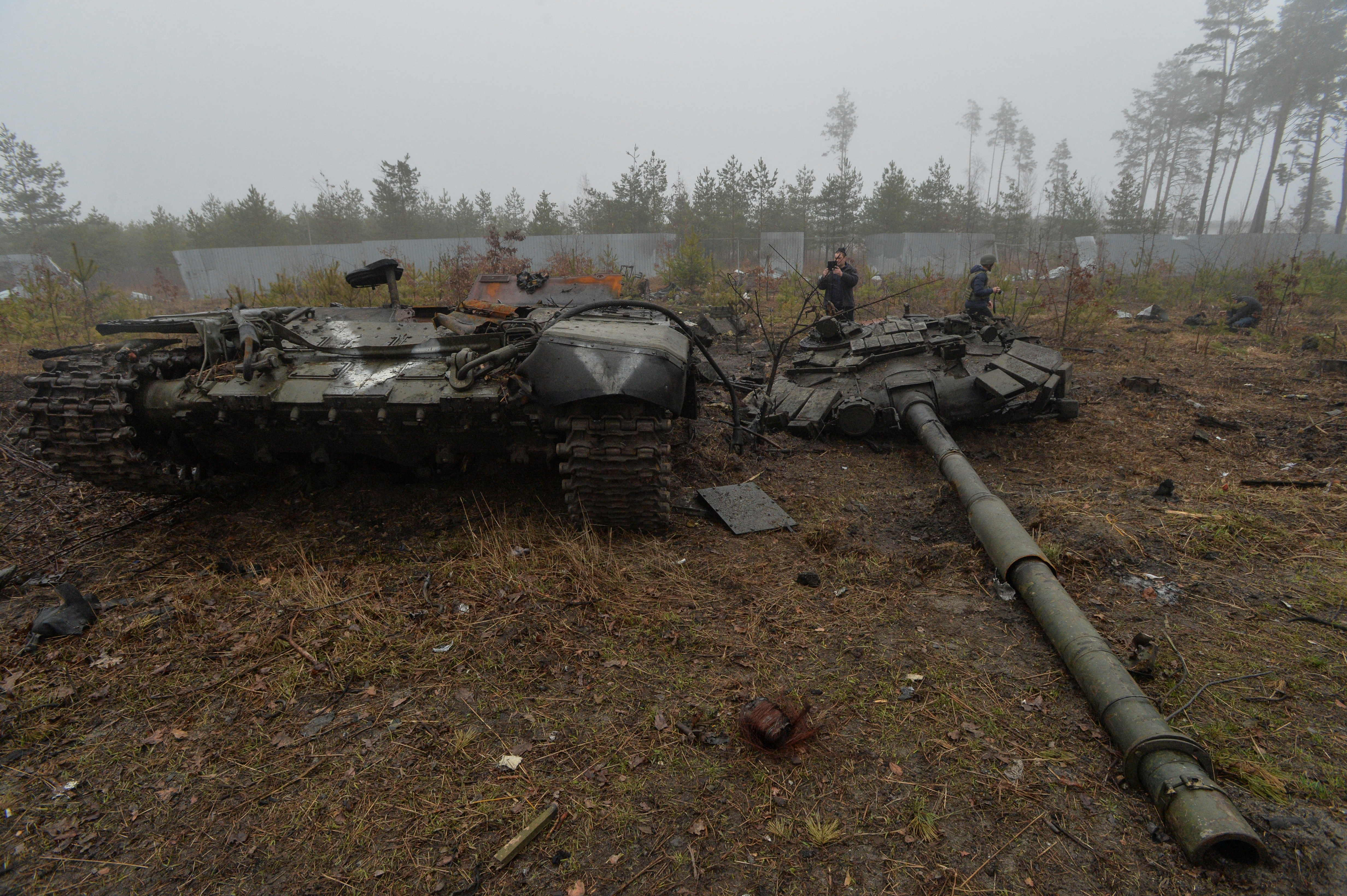 Un lugareño toma una foto de un tanque ruso T-72 destruido, en la aldea de Dmytrivka en la región de Kiev (REUTERS/Oleksandr Klymenko)
