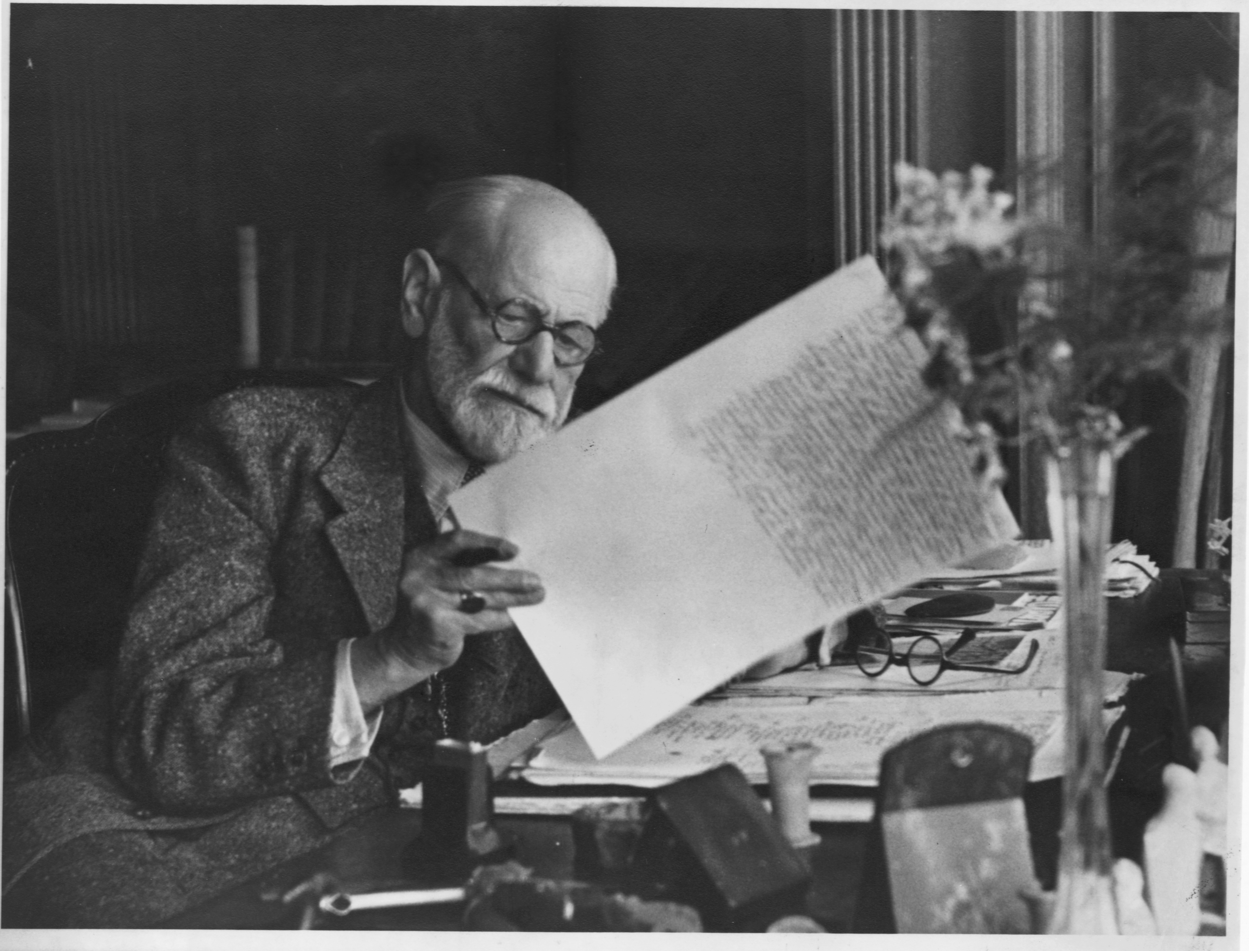 Sigmund Freud revisa y edita su manuscrito para Moisés y el monoteísmo. El libro, el último trabajo importante de Freud, se publicó en 1939, justo antes del Anschluss nazi y la huida de Freud a Inglaterra (Biblioteca del Congreso/Corbis/VCG a través de Getty Images)
