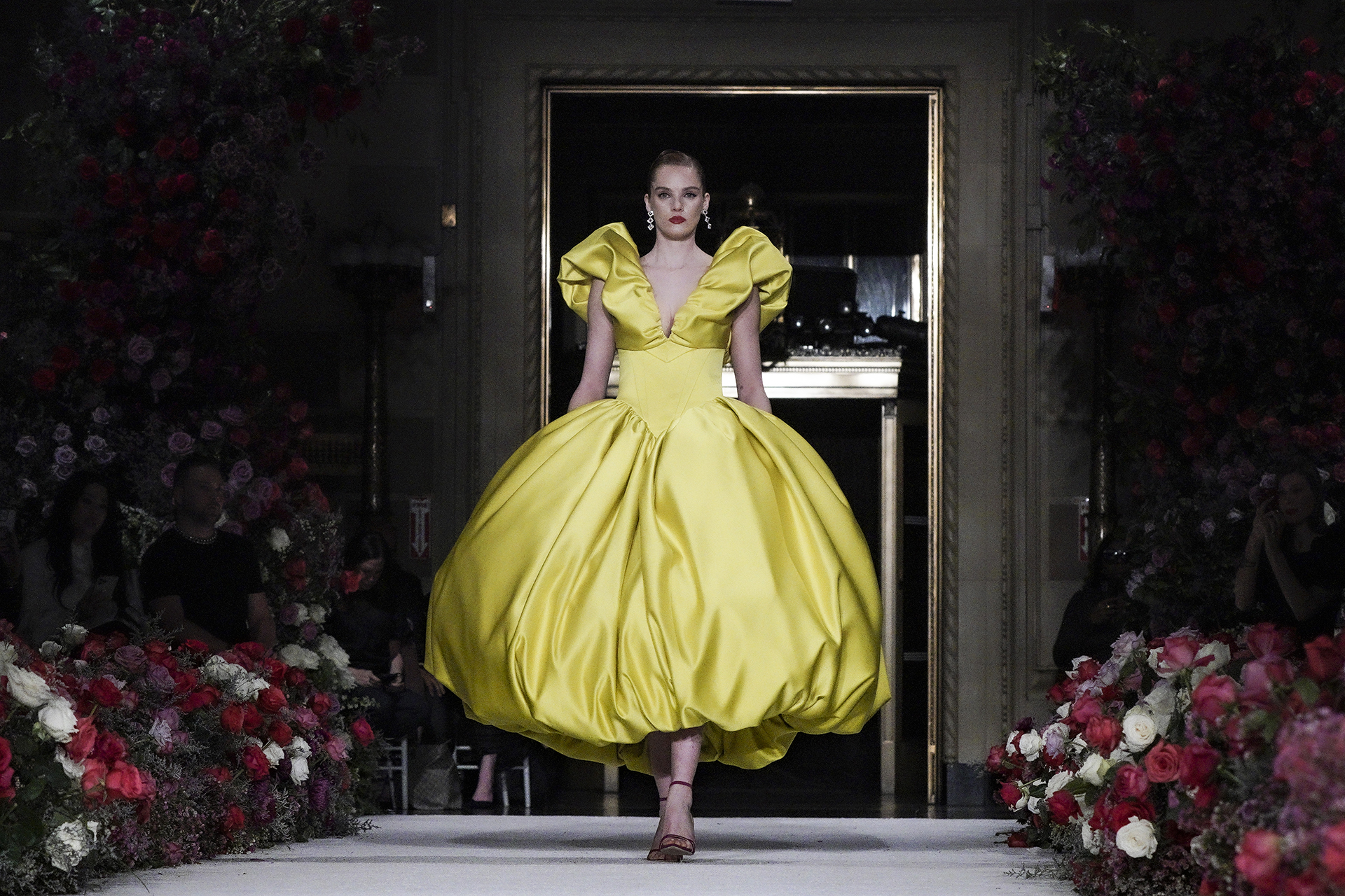 La moda de la colección otoño/invierno 2023 de Christian Siriano se modela durante la Semana de la Moda. 