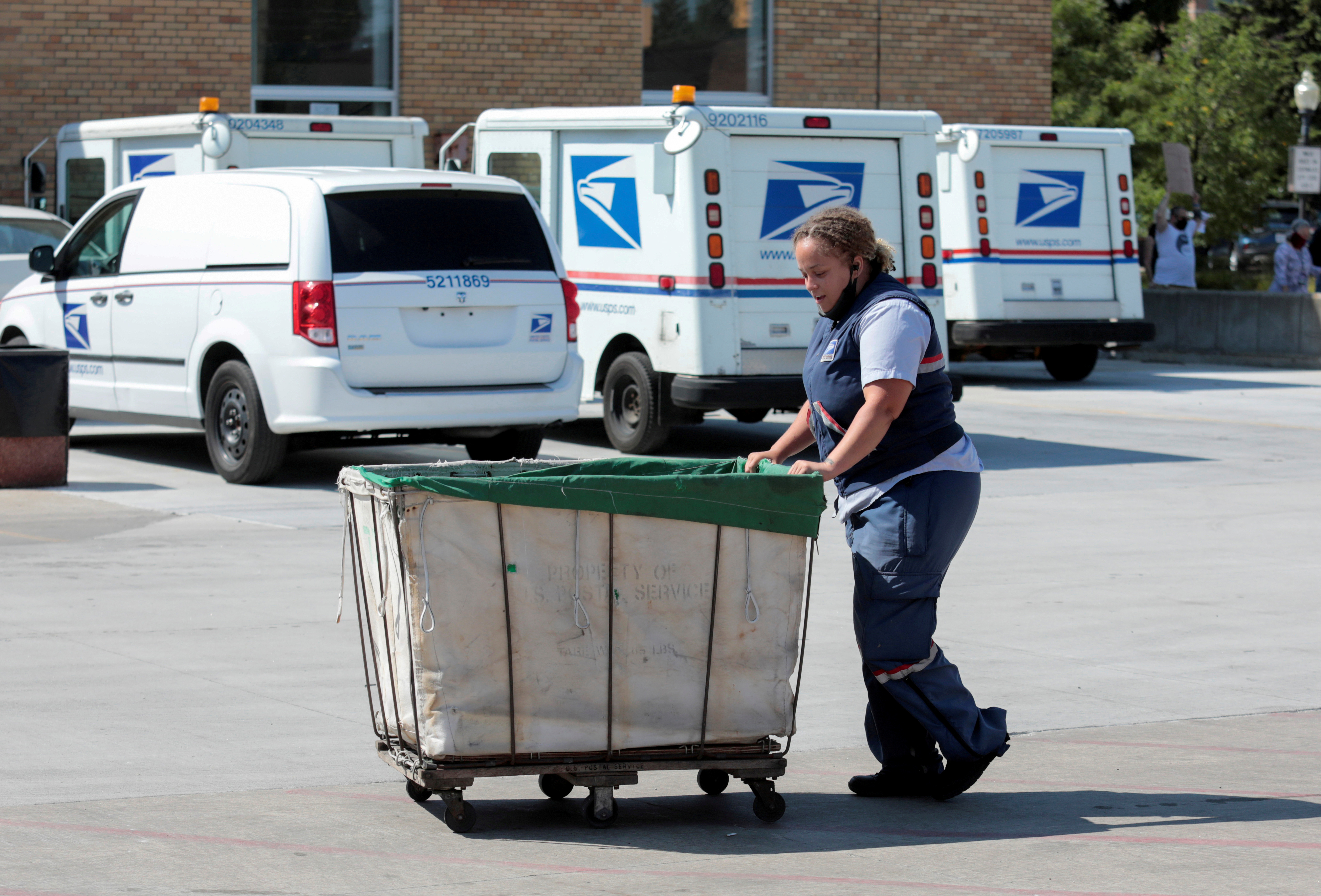 Una trabajadora del servicio postal de EEUU en Royal Oak, Michigan REUTERS/Rebecca Cook//File Photo