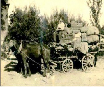 Un "mercachifle" con su carreta cargada de mercancía. Solían ser "turcos" sirio-libaneses, que al adentrarse a la Patagonia terminaban presas de los ladrones caníbales.