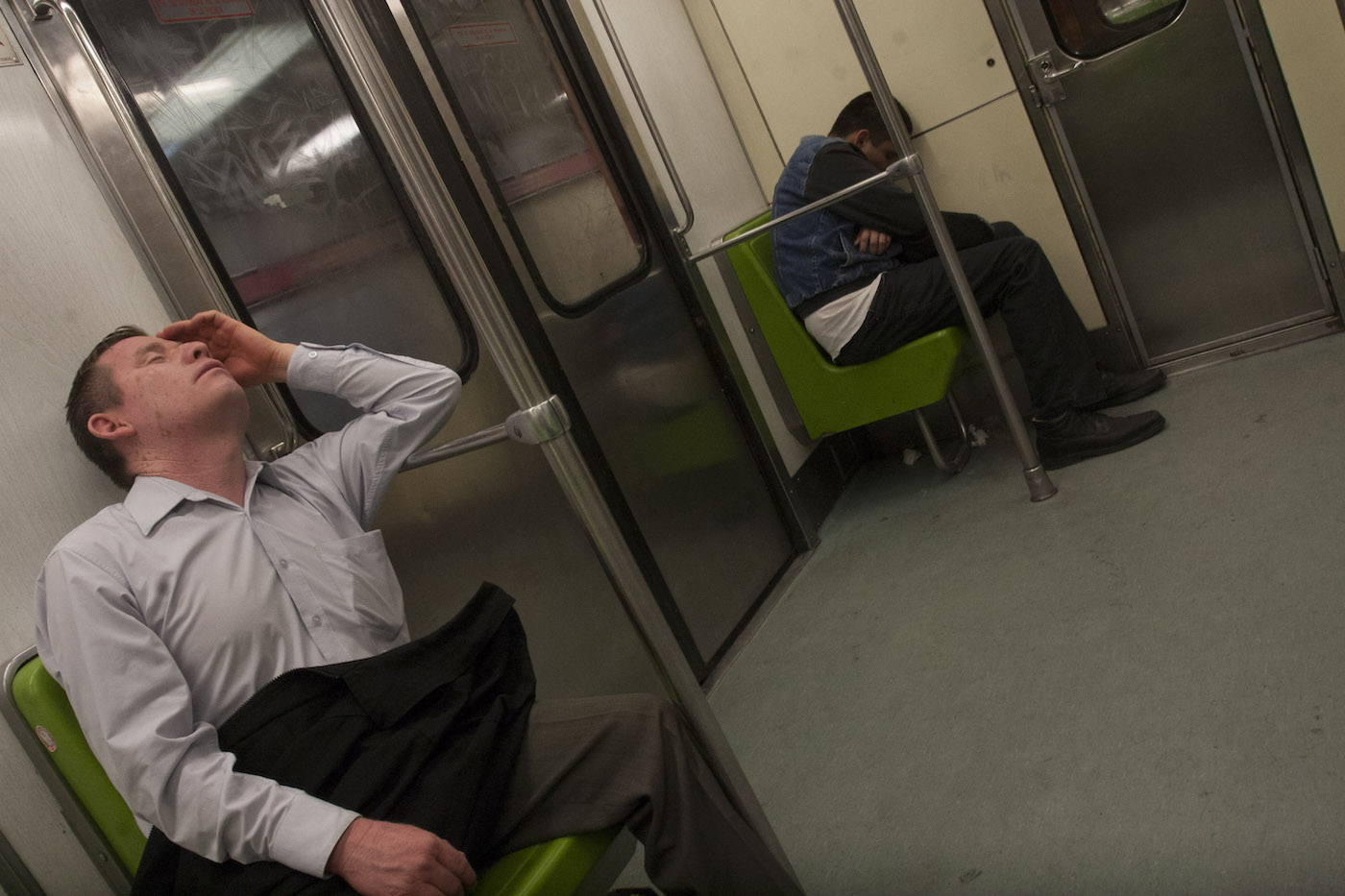 Dormirse en el metro puede ser falta de sueño o simplemente una rutina del subconsciente (FOTO: JUAN PABLO ZAMORA /CUARTOSCURO.COM)