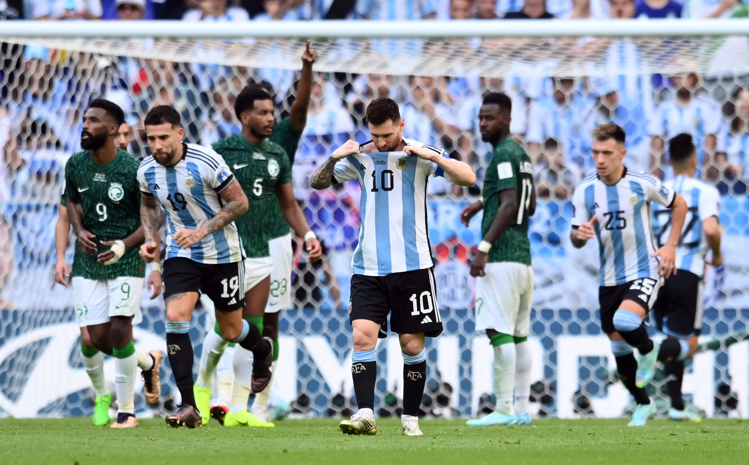 Lo tuvo Messi con un cabeza, pero contuvo el arquero (REUTERS/Annegret Hilse)